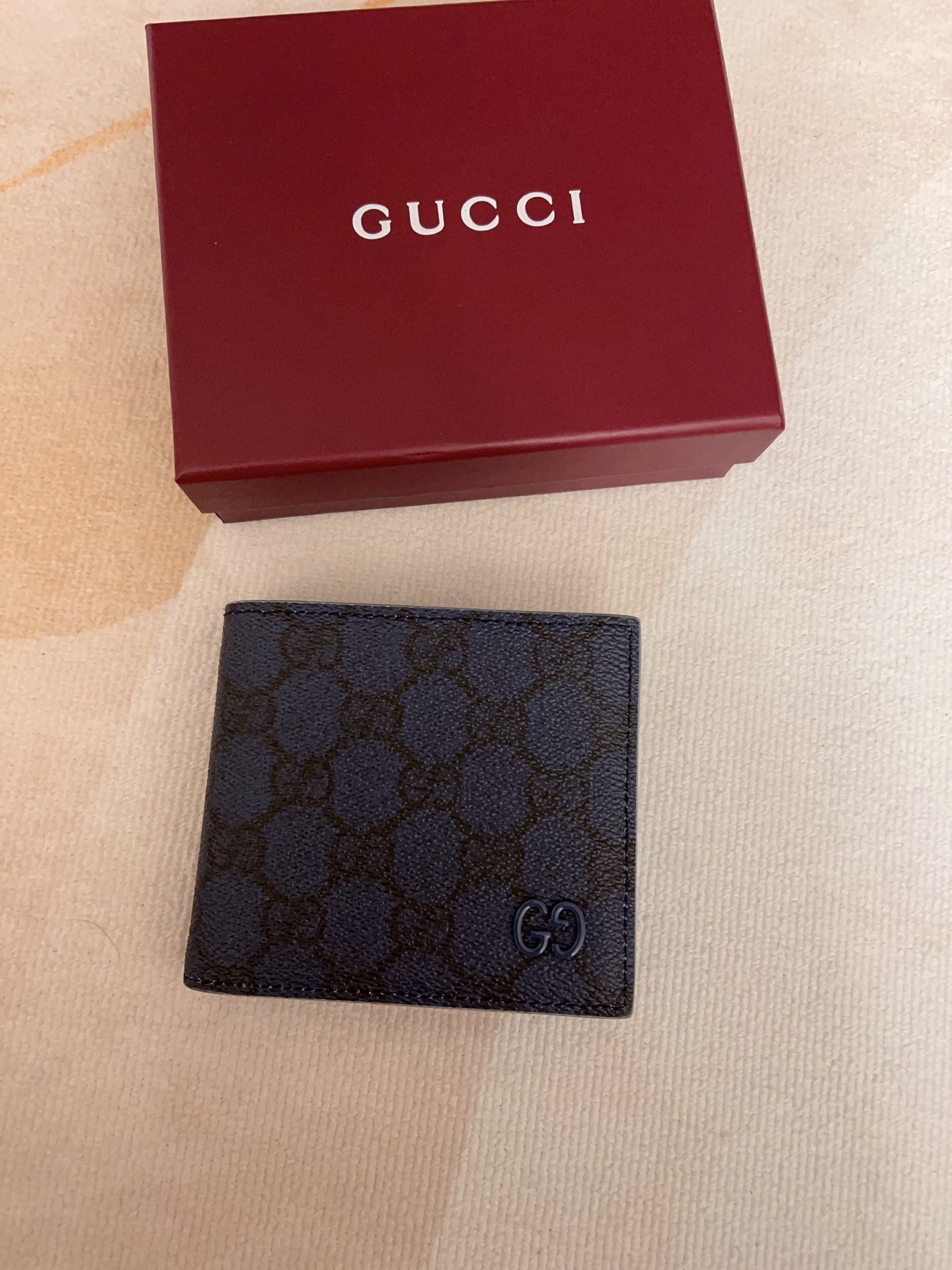 NO:718270,The counters are updated simultaneously, with top-quality original items and real-life photos!  Style number: 768244 blue plastic/gray leather, size 11X9cm, Gucci wallet, gucci, wallets19860909专柜同步上新,顶级原单货,实物实拍！款号:768244蓝胶/灰皮,尺寸11X9cm,Gucci钱包,gucci,wallets,欧美剧