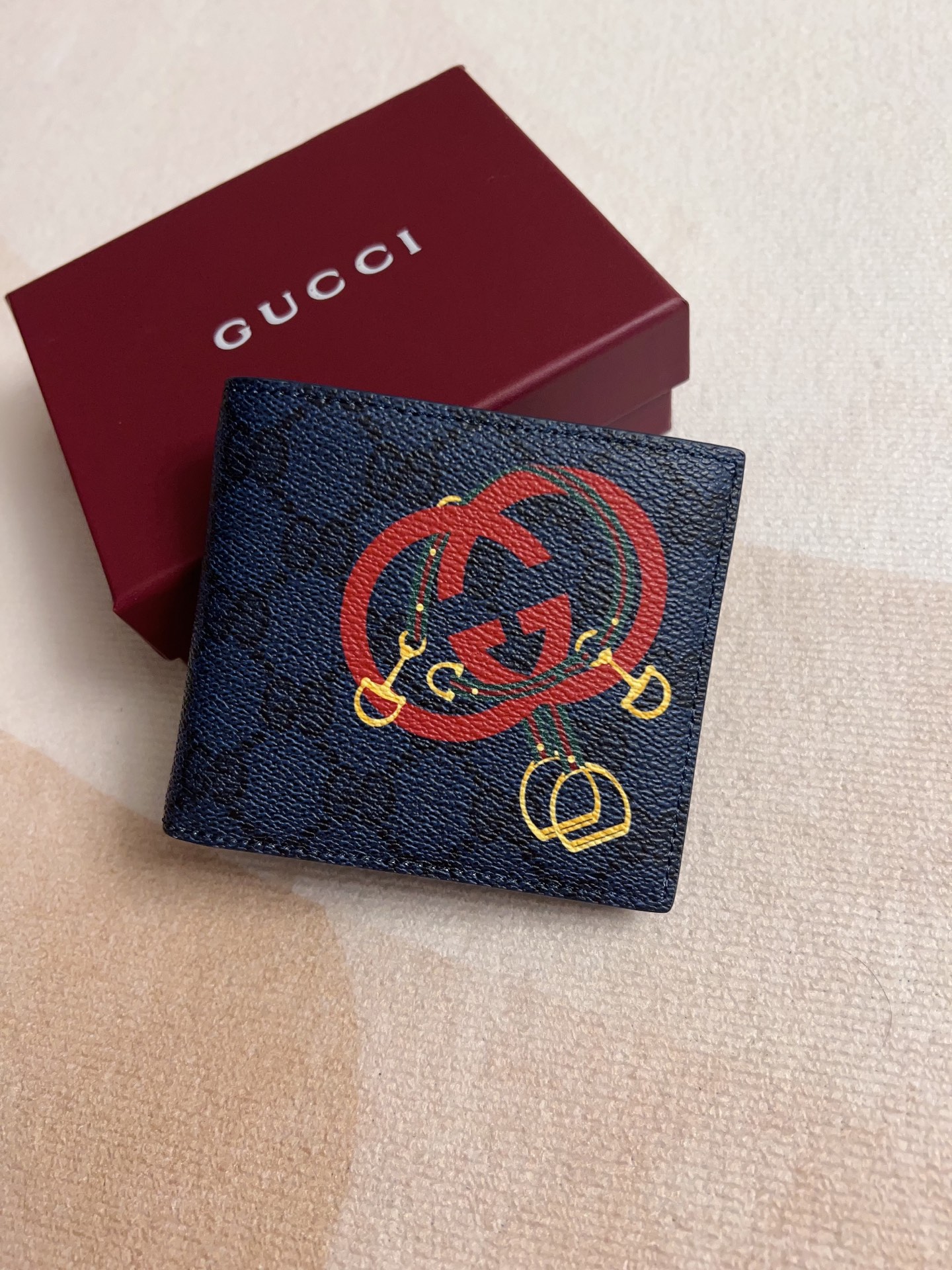 NO:718258,Original new products are on the market, the latest models, counter quality, top-quality original goods, real photos!  853434 dark blue print, size 11x9cm, Gucci wallet, gucci, wallets19860909原单新品上市,最新款,专柜品质,顶级原单货,实物实拍！853434深兰印花,尺寸11x9cm,Gucci钱包,gucci,wallets,欧美剧