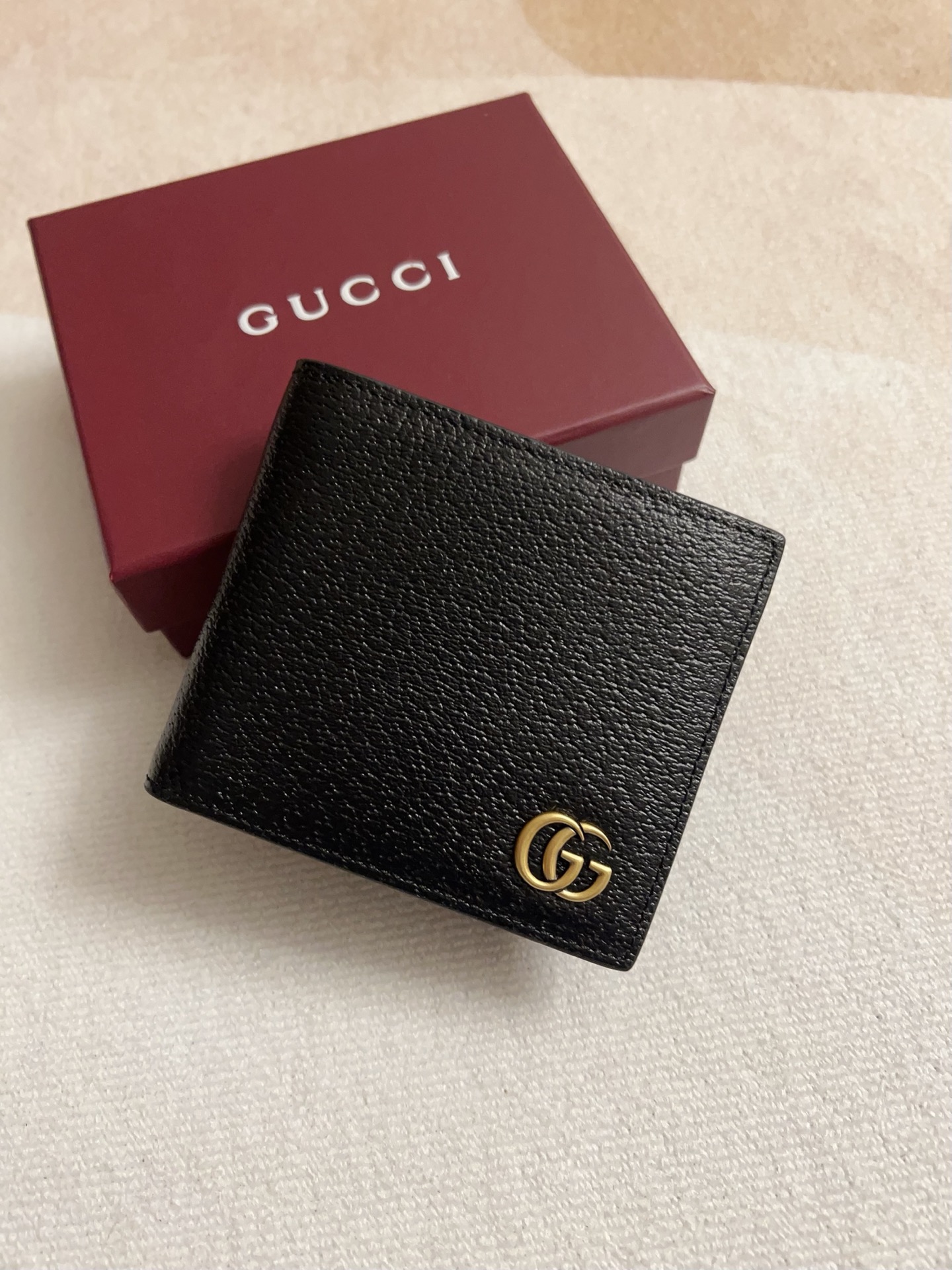 NO:769147,The latest version of the GG marmont short wallet model 428726 in the counter, color is black, ancient silver double G logo imported original toothpick pattern leather, perfect to the extreme, exclusive real-life photo, size 11x9x1.5cm (cards inserted on both sides), Gucci wallet, gucci, wallets19860909专柜最新版GG marmont 短式皮夹型号428726 ,颜色克色 ,古银双G标志进口原版牙签纹皮,完美到极致 ,独家实物实拍 尺寸11x9x1.5cm（两边插卡）,Gucci钱包,gucci,wallets,欧美剧