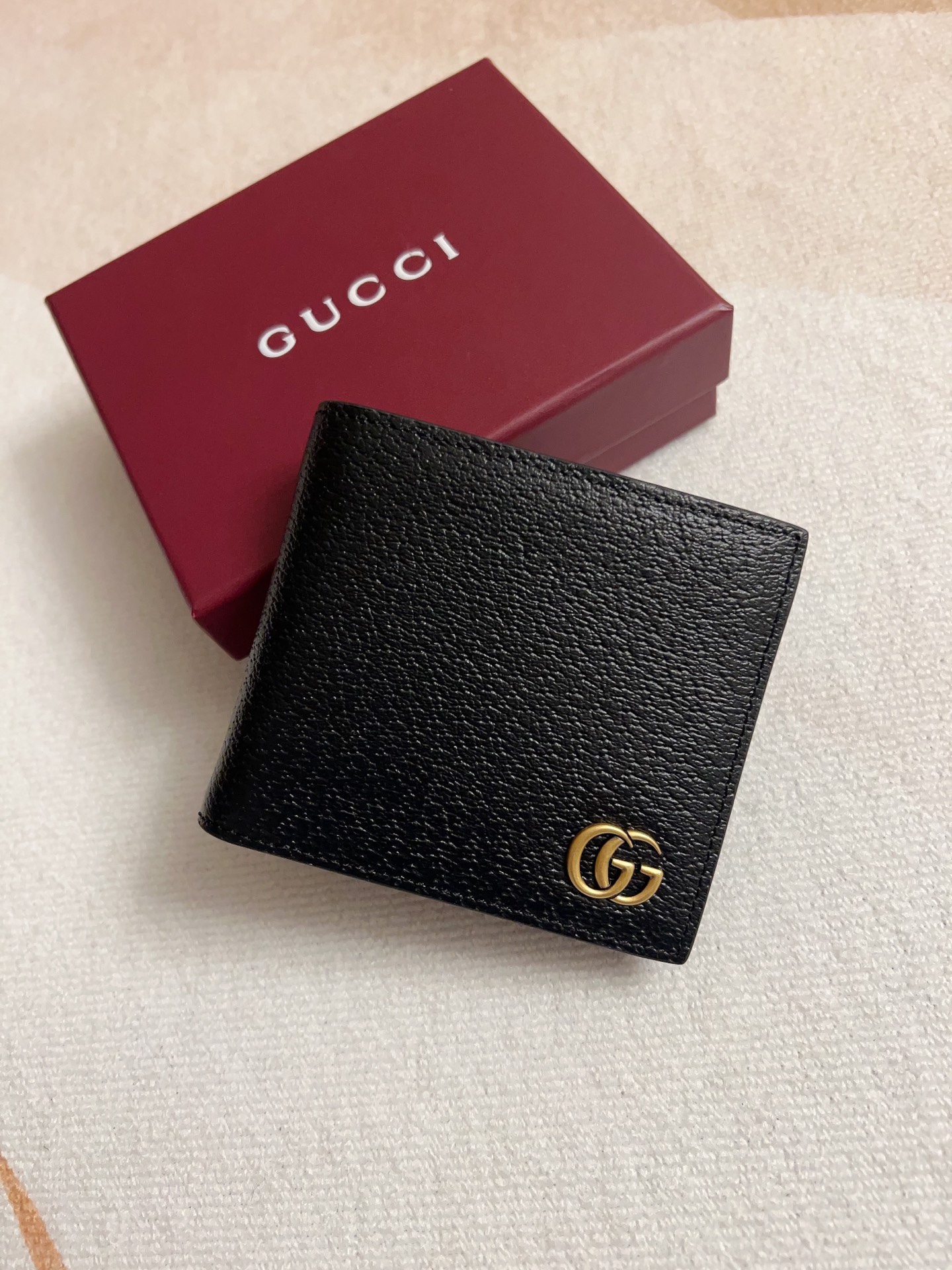 NO:769093,The latest version of the GG marmont short wallet model 428725 in the counter, the color is black, the bronze double G logo is imported from the original pig grain leather, perfect to the extreme, exclusive real-life photos, size 11x9x1.5cm (with a coin pocket and a card), Gucci wallet, gucci, wallets19860909专柜最新版GG marmont 短式皮夹型号428725 ,颜色克色 ,古铜双G标志进口原版猪纹皮,完美到极致 ,独家实物实拍 尺寸11x9x1.5cm（一边零钱袋一边插卡）,Gucci钱包,gucci,wallets,欧美剧
