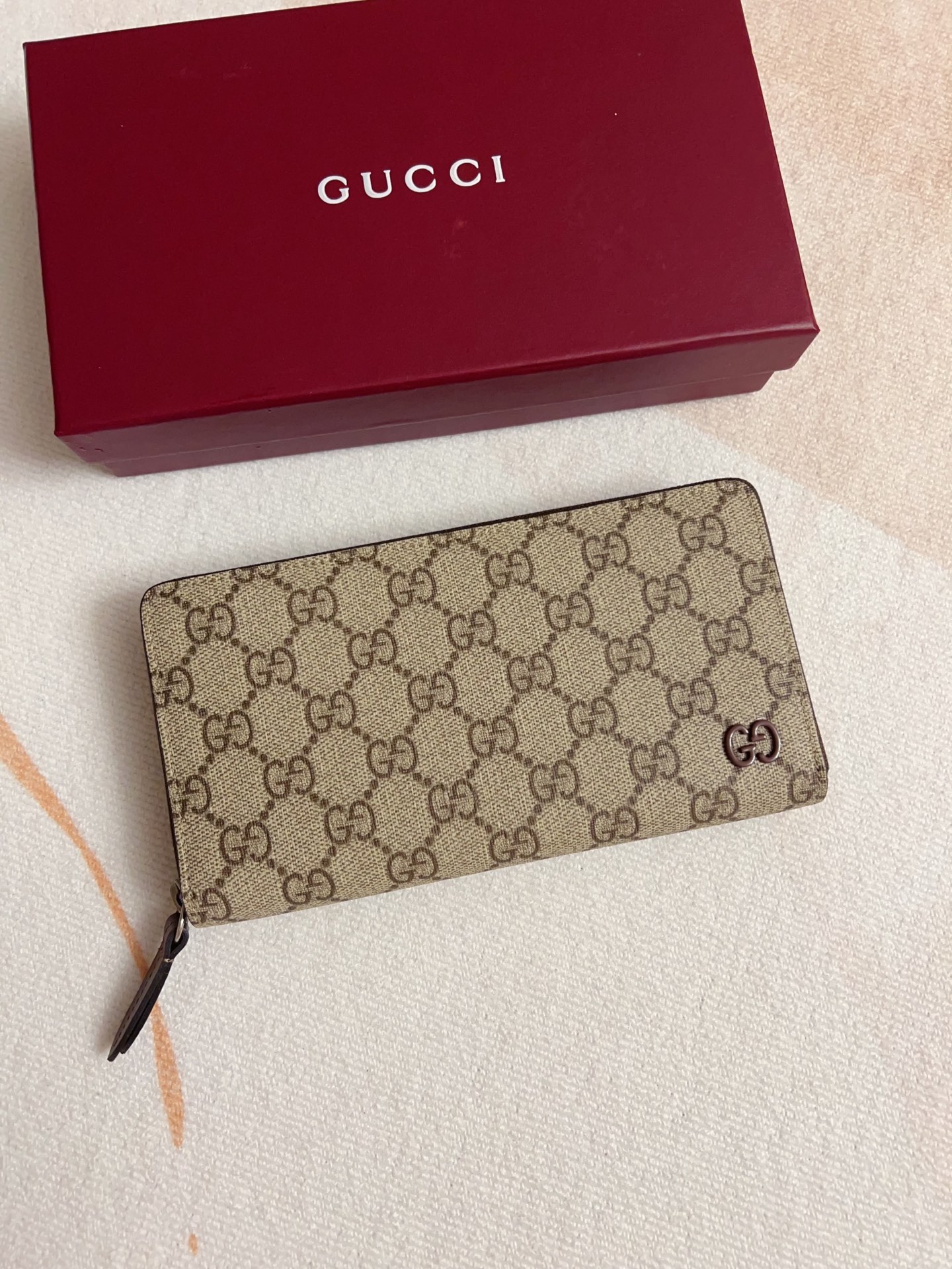 NO:813339,Gucci's new zippered wallet is made of soft GG Supreme and features a unique contrasting leather interior. Ceramic GG details complete this piece. Twelve card compartments, a zippered coin pocket and three bill compartments. Zipper closure model 856562, dimensions 19cm (width) x 10.5cm (height) x 2.5cm (depth) Color brown, gray, Gucci wallet, gucci, wallets19860909Gucci 全新拉链钱包以柔软GG Supreme匠心打造,配以别出心裁的撞色真皮内饰.陶瓷质感GG细节令这件单品更臻完满十二个卡片隔层、一个拉链零钱袋和三个钞票隔层 拉链开合型号856562,尺寸19厘米（宽）x 10.5厘米（高）x 2.5厘米（深） 颜色啡,灰,Gucci钱包,gucci,wallets,Wallet purse