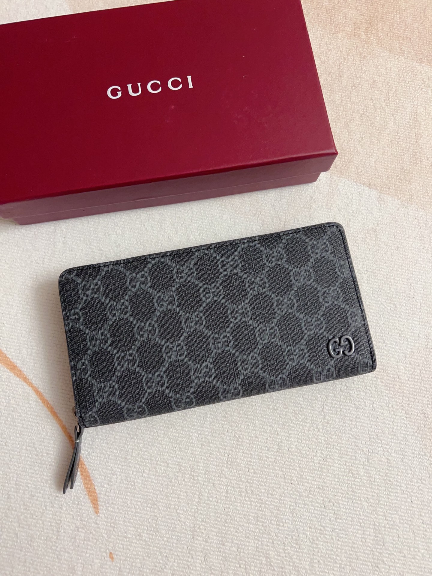 NO:769103,Gucci's new zippered wallet is made of soft GG Supreme and features a unique contrasting leather interior. Ceramic GG details complete this piece. Twelve card compartments, a zippered coin pocket and three bill compartments. Zipper closure model 856562, dimensions 19cm (width) x 10.5cm (height) x 2.5cm (depth) Color brown, gray, Gucci wallet, gucci, wallets19860909Gucci 全新拉链钱包以柔软GG Supreme匠心打造,配以别出心裁的撞色真皮内饰.陶瓷质感GG细节令这件单品更臻完满十二个卡片隔层、一个拉链零钱袋和三个钞票隔层 拉链开合型号856562,尺寸19厘米（宽）x 10.5厘米（高）x 2.5厘米（深） 颜色啡,灰,Gucci钱包,gucci,wallets,欧美剧