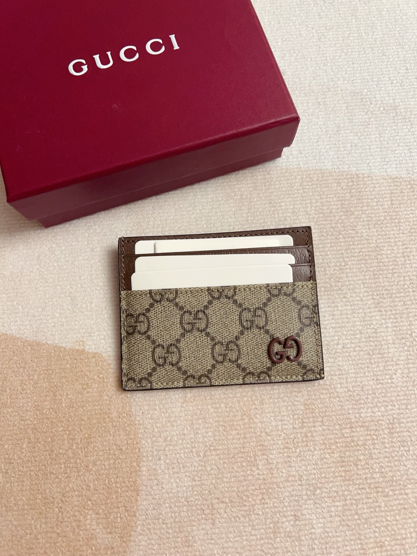 NO:813063,Gucci's latest series is presented~ The card holder has a two-tone design full of contrasting beauty, making the GG logo embellished on the bag shine. The interior is made of contrasting cowhide. There are 2 colors to choose from. Brown/brown Brown/grey Size 10x 8cm Model 795230 (original product), Gucci wallet, gucci, wallets, cowhide19860909Gucci 最新系列呈现～卡夹以充满对比美感的双色调设计令点缀于包身的GG标识风采尽绽内里甄选撞色牛皮制作而成2个颜色可选 啡/棕色 啡/灰 尺寸10x 8cm 型号795230（原单出品）,Gucci钱包,gucci,wallets,cowhide,Wallet purse