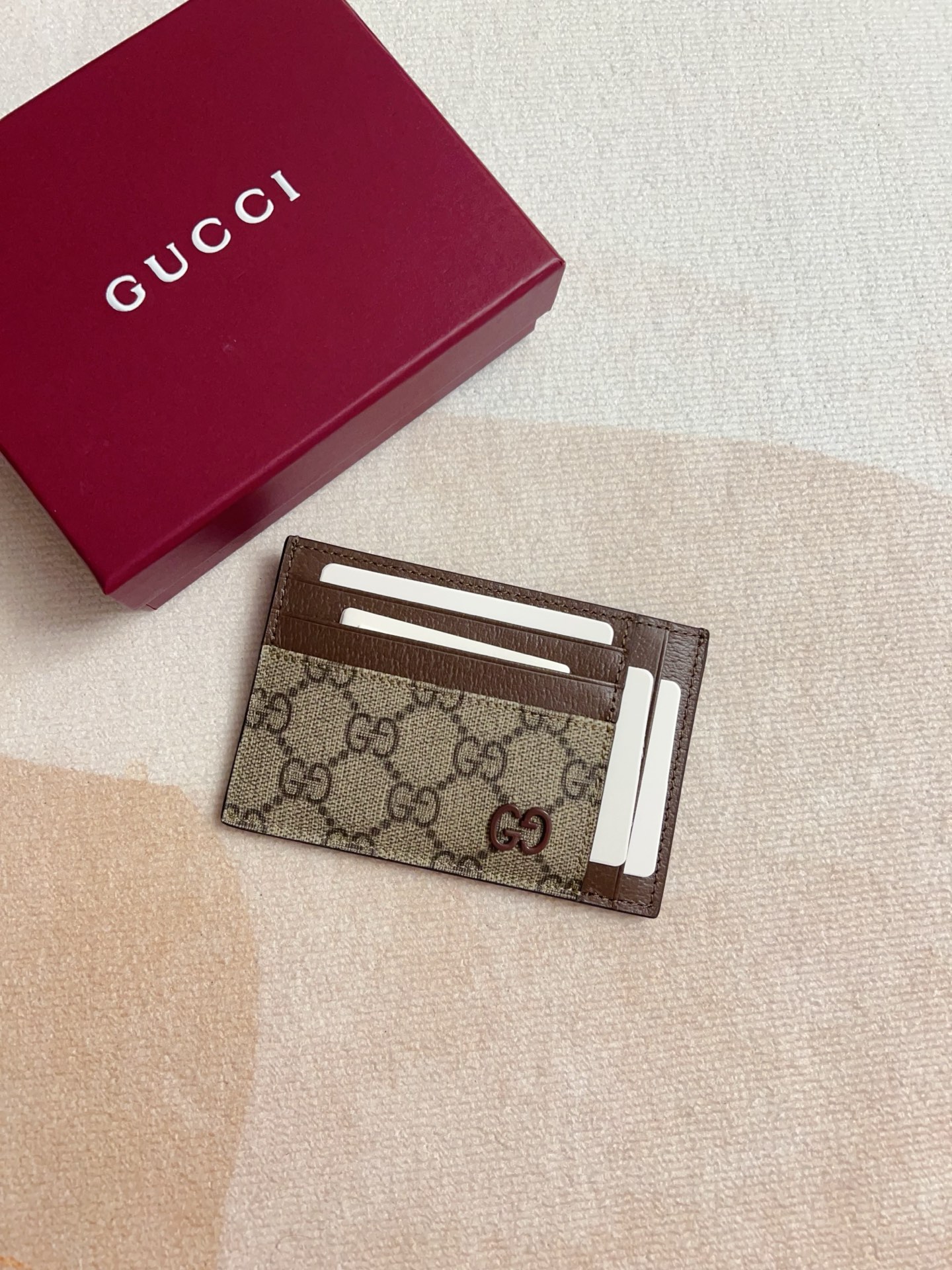 NO:813059,New model synchronized on the official website~Card holder 856561 Made of soft GG Supreme and gray cowhide leather veneer with GG hardware with ceramic effect. Palladium hardware with ceramic effect. Morey lining. GG details. 1 open compartment inside, 10 card slots. Dimensions: 12 cm long x 8 cm high. Gucci wallet, gucci, wallets, cowhide19860909官网同步新款～卡包856561 柔软的GG Supreme制成,并具有陶瓷效果的GG五金灰色牛皮饰面 带有陶瓷效果的钯金硬件 莫雷衬里 GG细节 内部1个开放式隔间,10个卡槽 尺寸长12厘米x高8厘米,Gucci钱包,gucci,wallets,cowhide,Wallet purse