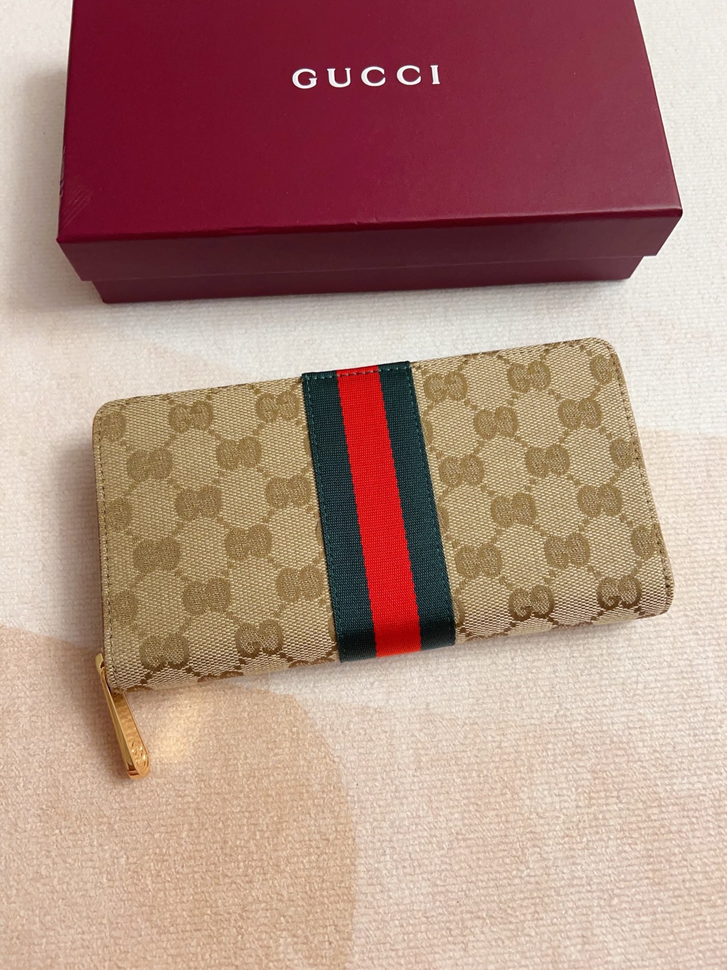 NO:813071,The 2026 spring and summer series is newly launched. The new GG fabric zipper wallet is an exquisite interpretation of the brand's unremitting pursuit of high-quality materials. This item is ingeniously embellished with new webbing details, integrating practical and versatile style, adding a refined style to the entire design. Internal 12 credit card slots, 3 banknote compartments and 1 zipper coin pocket 19 cm (width) x 10.5 cm (height) x 2.5 cm (depth) Model:  867284, color: apricot cloth/brown, Gucci wallet, gucci, wallets198609092026春夏系列全新上市全新GG布艺拉链钱包单品精妙诠释品牌对优质材质的不懈追求这款单品匠心点缀焕然一新的织带细节,融蕴实用百搭风尚,令整个设计平添精致格调内部12个信用卡槽,3个钞票隔层和1个拉链零钱袋 19厘米（宽）x 10.5厘米（高）x 2.5厘米（深） 型号: 867284,颜色: 杏布/啡,Gucci钱包,gucci,wallets,Wallet purse