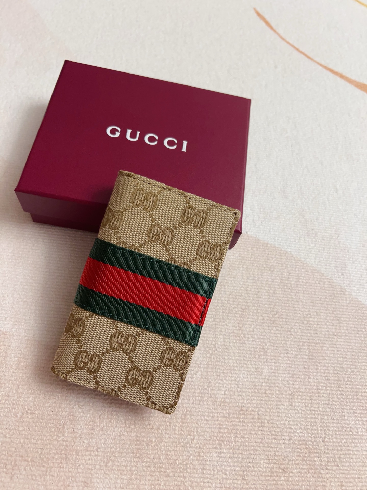 NO:813081,The 2026 spring and summer series is newly launched. The new GG fabric card holder is an exquisite interpretation of the brand's unremitting pursuit of high-quality materials. This item is ingeniously embellished with brand-new webbing details, integrating practical and versatile style, adding a refined style to the entire design. Size 12x7.5cm Model: 867346, color brown cloth, Gucci wallet, gucci, wallets198609092026春夏系列全新上市全新GG布艺卡包单品精妙诠释品牌对优质材质的不懈追求这款单品匠心点缀焕然一新的织带细节,融蕴实用百搭风尚,令整个设计平添精致格调尺寸12x7.5cm 型号: 867346,颜色啡布,Gucci钱包,gucci,wallets,Wallet purse