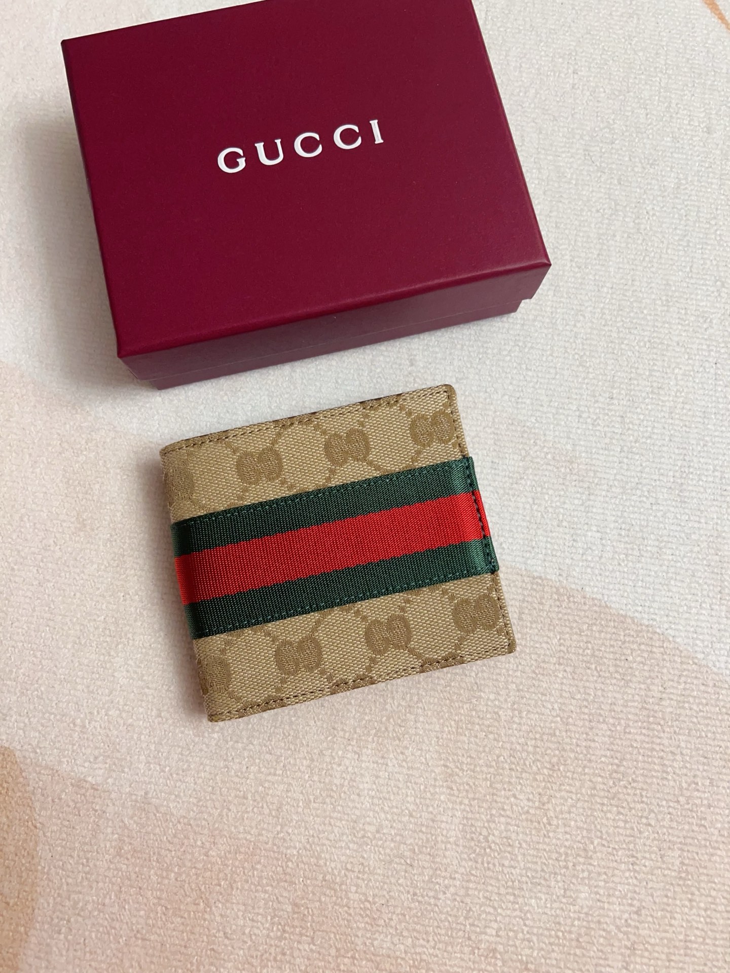 NO:813055,The 2026 spring and summer series is newly launched. The new short wallet item exquisitely interprets the brand's unremitting pursuit of high-quality materials. This item is ingeniously embellished with new webbing details, integrating practical and versatile style, adding exquisite style to the entire design. Size: 11x9cm. Model: 867335, color: brown cloth (cards inserted on both sides), Gucci wallet, gucci, wallets198609092026春夏系列全新上市全新短式钱包单品精妙诠释品牌对优质材质的不懈追求这款单品匠心点缀焕然一新的织带细节,融蕴实用百搭风尚,令整个设计平添精致格调尺寸11x9cm 型号: 867335,颜色:啡布（两边插卡）,Gucci钱包,gucci,wallets,Wallet purse