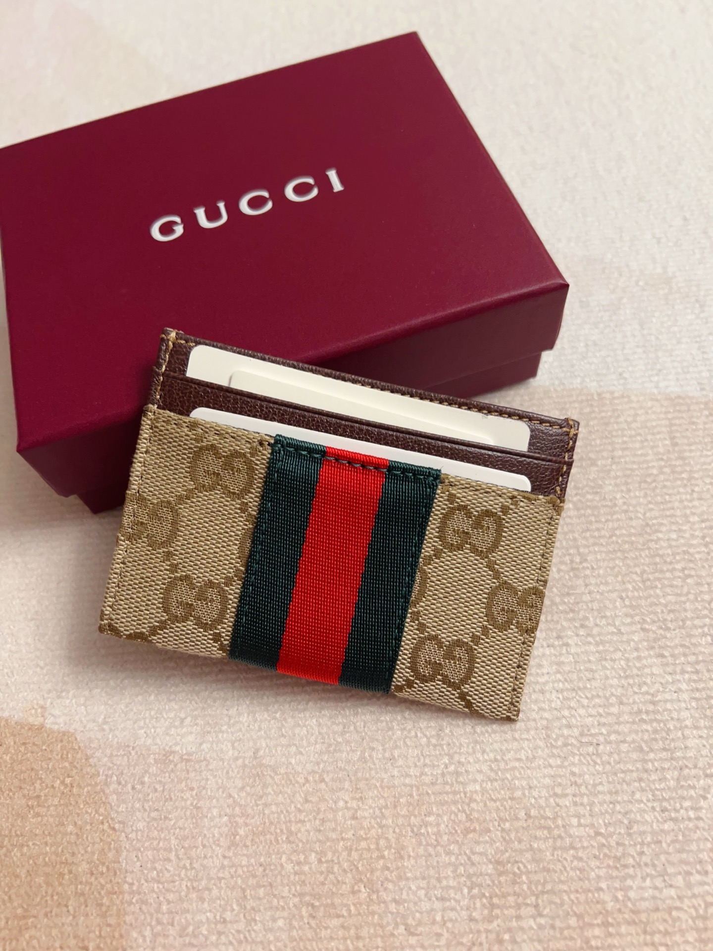 NO:813060,The 2026 spring and summer series is newly launched. The new GG fabric card holder exquisitely interprets the brand's unremitting pursuit of high-quality materials. This single item is ingeniously embellished with brand-new webbing details, integrating practical and versatile style, adding a refined style to the entire design. Size 10x7cm. Model: 867384, color: brown cloth, Gucci wallet, gucci, wallets.198609092026春夏系列全新上市全新GG布艺卡包单品精妙诠释品牌对优质材质的不懈追求这款单品匠心点缀焕然一新的织带细节,融蕴实用百搭风尚,令整个设计平添精致格调尺寸10x7cm 型号: 867384,颜色:啡布,Gucci钱包,gucci,wallets,Wallet purse