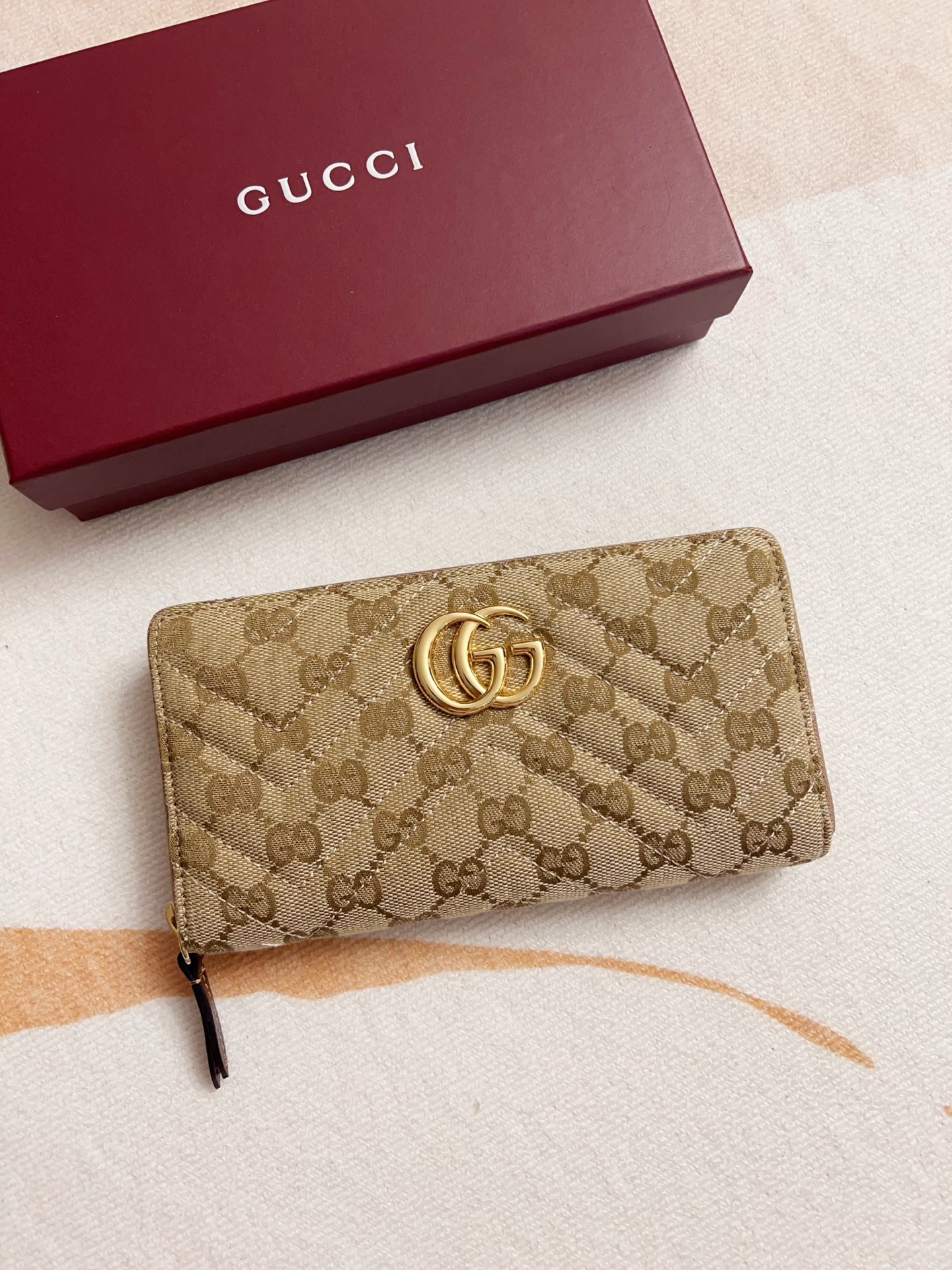 NO:813282,The Generation Gucci collection delves deep into the brand's archives and visual codes, blending designs from different generations into one aesthetic narrative. This full-zip wallet in GG canvas in a retro-inspired sand hue is accented with gold-toned hardware for an added touch of sophistication. Sand and dark brown GG canvas Gold-toned hardware Double G 12 card compartments and three bill compartments Zip coin pocket Full zip closure Model 443123 Dimensions 19 cm (width) x  10.5 cm (H) x 2 cm (D) Color Apricot/Brown.,Gucci wallet,gucci,wallets19860909Generation Gucci系列深入探索品牌的典藏和视觉密码,将不同世代的设计融合成一个美学叙事.这款全拉链钱包采用GG帆布,色调为复古灵感的沙色,饰以金色调配件,增添精致感. 沙色和深棕色GG帆布 金色调配件 双G 12个卡片隔层和三个钞票隔层 拉链零钱袋 全拉链式封口 型号443123 尺寸19厘米（宽）x 10.5厘米（高）x 2厘米（深） 颜色杏布/棕色.,Gucci钱包,gucci,wallets,Wallet purse