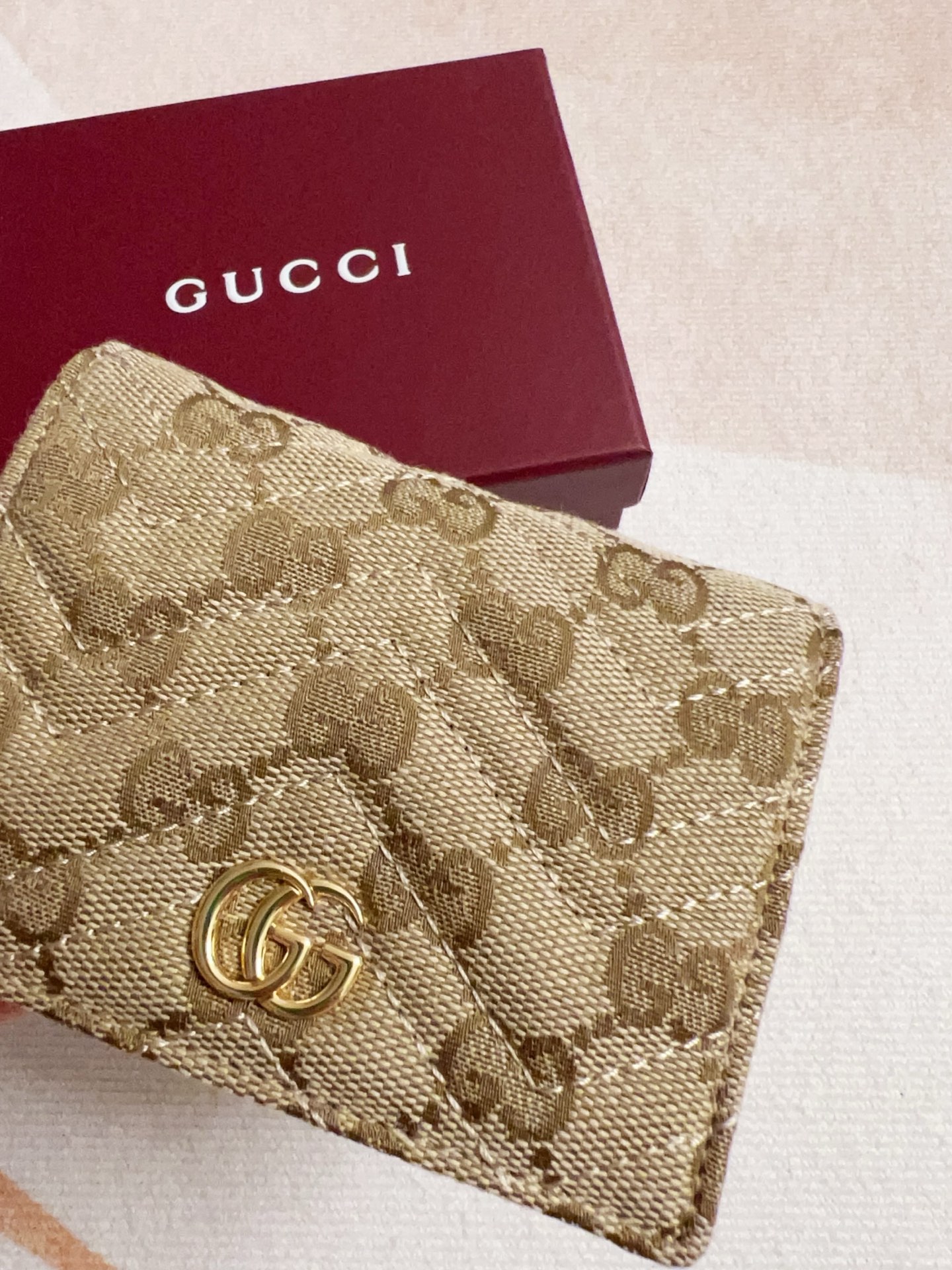 NO:813284,The Generation Gucci collection delves deeply into the brand's archives and visual codes, blending designs from different generations into one aesthetic narrative. This short card holder and wallet is made of GG canvas in a retro-inspired sand color and is decorated with gold-toned hardware for an added touch of sophistication. Sand and dark brown GG canvas Gold-toned hardware Double G Model No. 466492 Dimensions 11x 8.5x 3cm Color Almond/Brown.,Gucci Wallet,gucci,wallets19860909Generation Gucci系列深入探索品牌的典藏和视觉密码,将不同世代的设计融合成一个美学叙事.这款短式卡包～钱包采用GG帆布,色调为复古灵感的沙色,饰以金色调配件,增添精致感. 沙色和深棕色GG帆布 金色调配件 双G 型号466492 尺寸11x 8.5x 3cm 颜色杏布/棕色.,Gucci钱包,gucci,wallets,Wallet purse