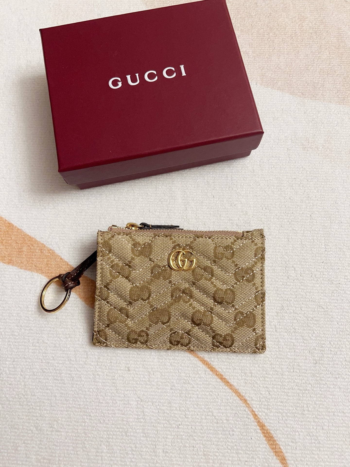NO:813280,The Generation Gucci collection delves deep into the brand's archives and visual codes, blending designs from different generations into one aesthetic narrative. This short card holder and coin purse in GG canvas in a retro-inspired sand color is accented with gold-toned hardware for an added touch of sophistication. Sand and dark brown GG canvas Gold-toned hardware Double G Model No. 837747 Size 12x 8.5cm Color Almond/Brown., Gucci wallets, gucci, wallets19860909Generation Gucci系列深入探索品牌的典藏和视觉密码,将不同世代的设计融合成一个美学叙事.这款短式卡包～零钱包采用GG帆布,色调为复古灵感的沙色,饰以金色调配件,增添精致感. 沙色和深棕色GG帆布 金色调配件 双G 型号837747 尺寸12x 8.5cm 颜色杏布/棕色.,Gucci钱包,gucci,wallets,Wallet purse