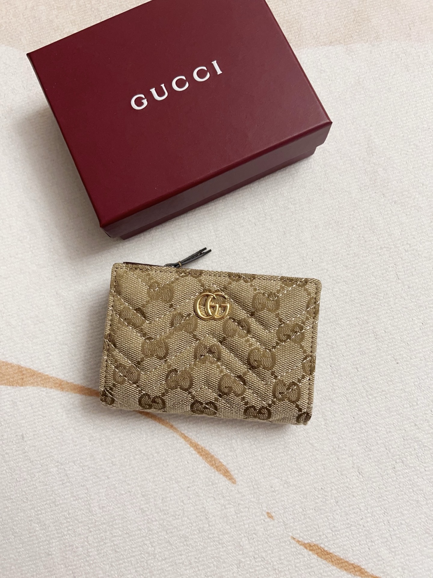 NO:813281,The Generation Gucci collection delves deeply into the brand's archives and visual codes, blending designs from different generations into one aesthetic narrative. This short-to-medium card holder ~ wallet is made of GG canvas in a retro-inspired sand color and is decorated with gold-toned hardware for an added touch of sophistication. Sand and dark brown GG canvas Gold-toned hardware Double G Model 773427 Dimensions 11.5x 8x3cm Color Almond/brown., Gucci wallets, gucci, wallets19860909Generation Gucci系列深入探索品牌的典藏和视觉密码,将不同世代的设计融合成一个美学叙事.这款中短式卡包～钱包采用GG帆布,色调为复古灵感的沙色,饰以金色调配件,增添精致感. 沙色和深棕色GG帆布 金色调配件 双G 型号773427 尺寸11.5x 8x3cm 颜色杏布/棕色.,Gucci钱包,gucci,wallets,Wallet purse
