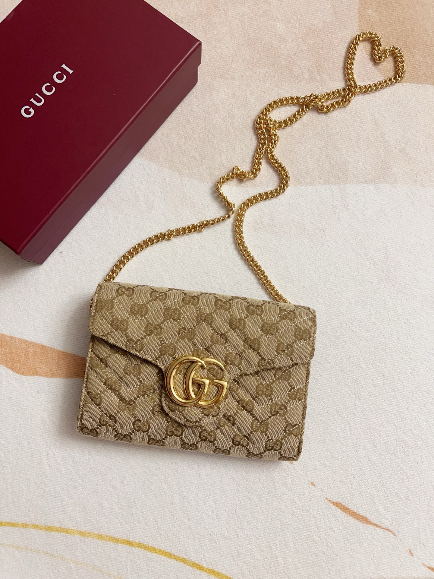 NO:813285,The Generation Gucci collection delves deep into the brand's archives and visual codes, merging designs from different generations into one aesthetic narrative. This chain bag is crafted in GG canvas in a retro-inspired sand hue, accented with gold-toned hardware for an added touch of sophistication. Sand and dark brown GG canvas Gold-toned hardware Double G Model No. 474575 Dimensions 20x 13x6cm Color Almond/Brown.,Gucci wallets,gucci,wallets19860909Generation Gucci系列深入探索品牌的典藏和视觉密码,将不同世代的设计融合成一个美学叙事.这款链条包采用GG帆布,色调为复古灵感的沙色,饰以金色调配件,增添精致感. 沙色和深棕色GG帆布 金色调配件 双G 型号474575 尺寸20x 13x6cm 颜色杏布/棕色.,Gucci钱包,gucci,wallets,Wallet purse