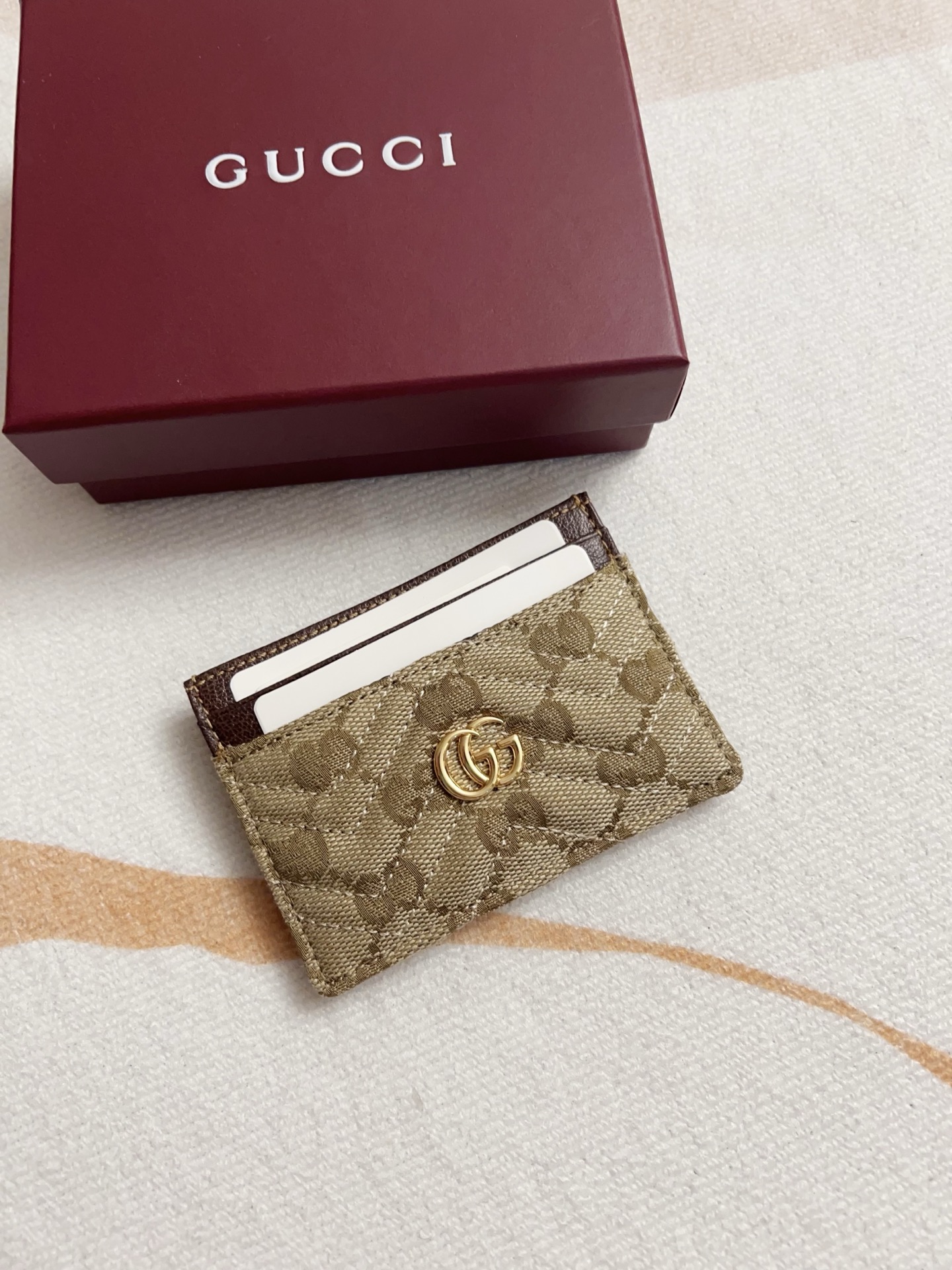NO:813283,The Generation Gucci collection delves deep into the brand's archives and visual codes, blending designs from different generations into one aesthetic narrative. This card holder is crafted in GG canvas in a retro-inspired sand hue, accented with gold-toned hardware for an added touch of sophistication. Sand and dark brown GG canvas Gold-toned hardware Double G Model No. 443127 Dimensions 10x 7cm Color Almond/brown.,Gucci wallets,gucci,wallets19860909Generation Gucci系列深入探索品牌的典藏和视觉密码,将不同世代的设计融合成一个美学叙事.这款卡包采用GG帆布,色调为复古灵感的沙色,饰以金色调配件,增添精致感. 沙色和深棕色GG帆布 金色调配件 双G 型号443127 尺寸10x 7cm 颜色杏布/棕色.,Gucci钱包,gucci,wallets,Wallet purse
