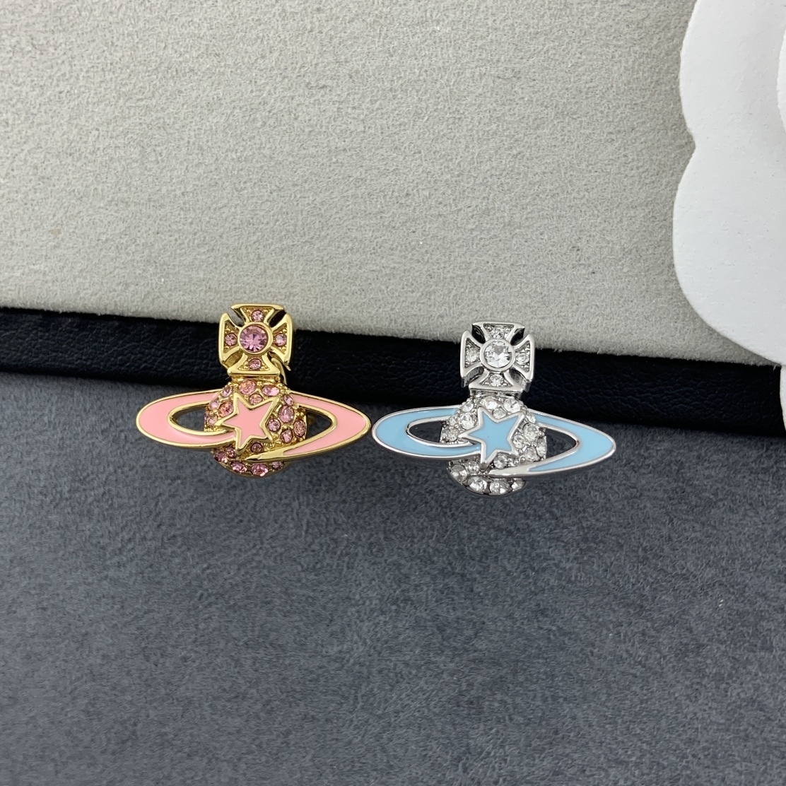 【VE0240】 Dos colores 【Vivienne@Westwood Pendientes Planeta del Oeste】 El brillante anillo de Saturno esboza el futuro, …