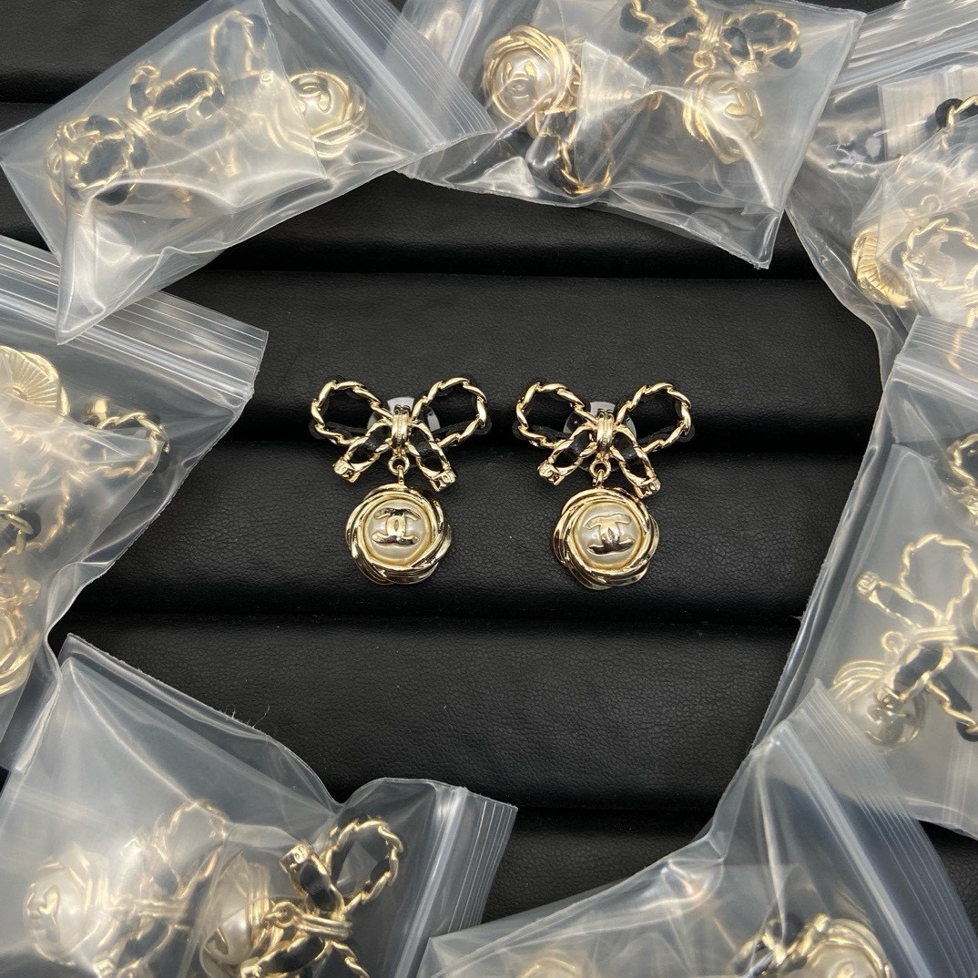 Chanel 香奶奶蝴蝶结黑金耳钉