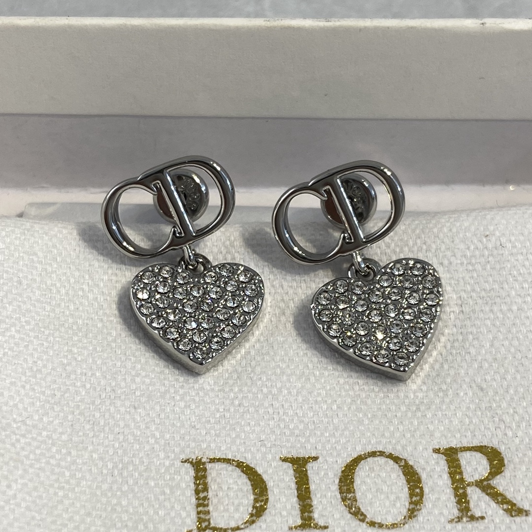 【DE0645】 【D!or últimos aretes de corazón】oro/plata, idénticos a los originales, material de latón, cada uno con cristal…
