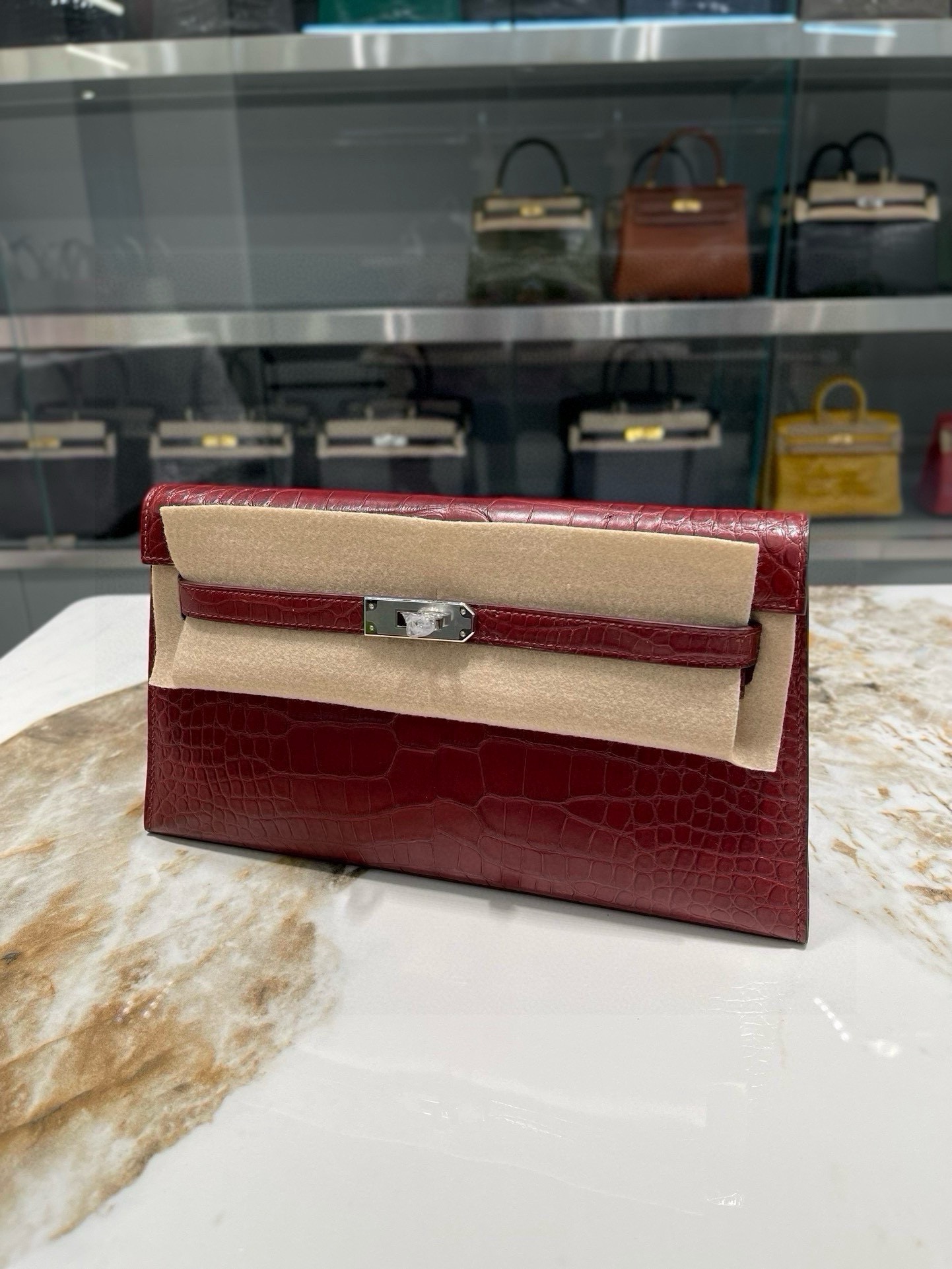 Elegant Crocodile Embossed Clutch, Hand-Sewn Evening Bag, Red, 27cm 4 i1747235811 2047 6