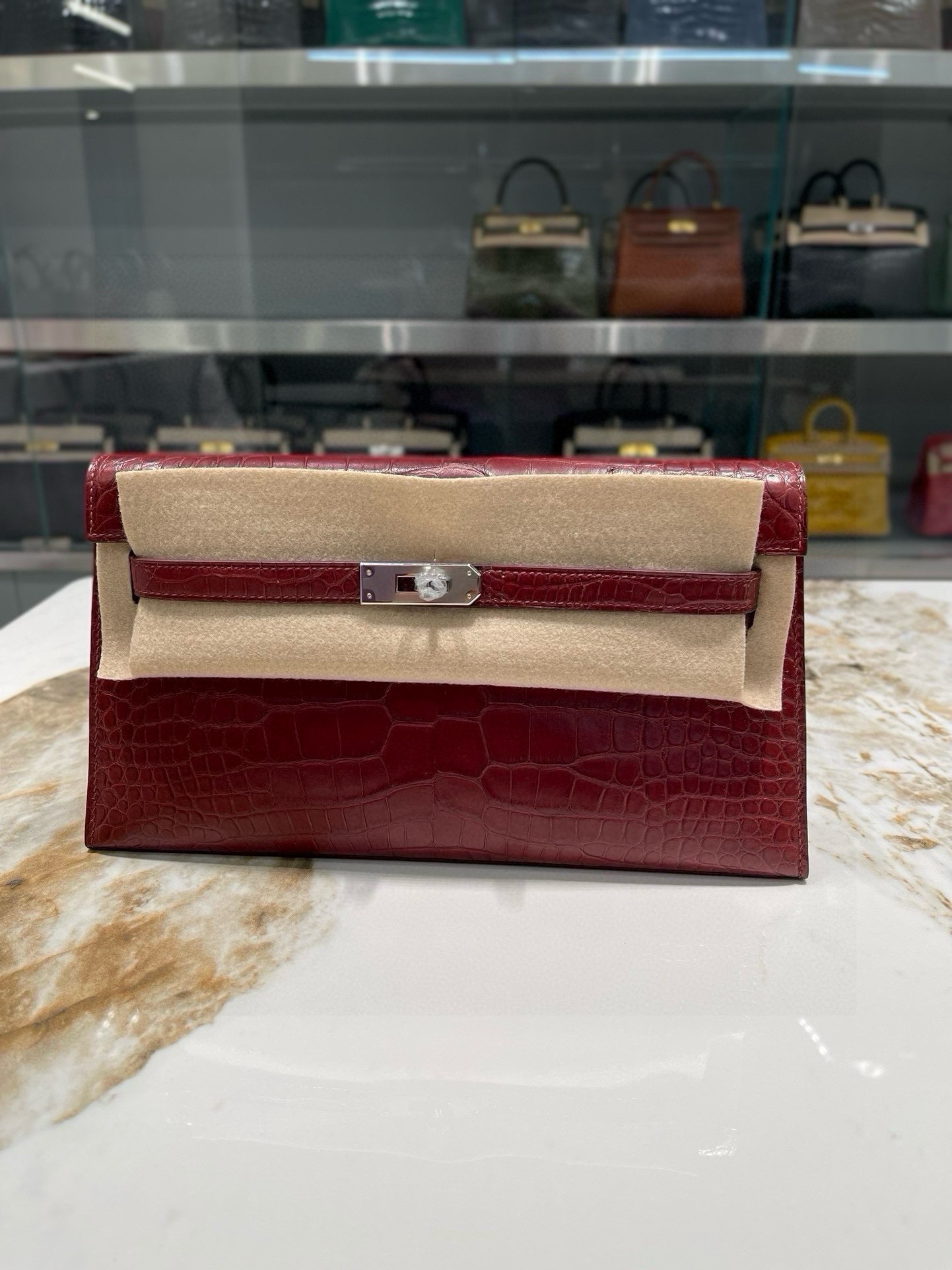 Elegant Crocodile Embossed Clutch, Hand-Sewn Evening Bag, Red, 27cm 2 i1747235811 8346 1