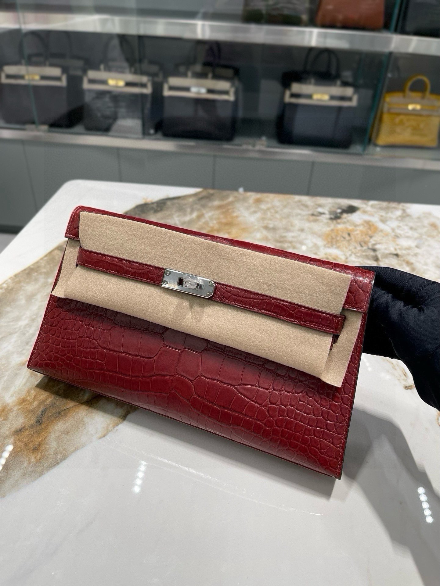 Elegant Crocodile Embossed Clutch, Hand-Sewn Evening Bag, Red, 27cm 5 i1747235811 8609 7