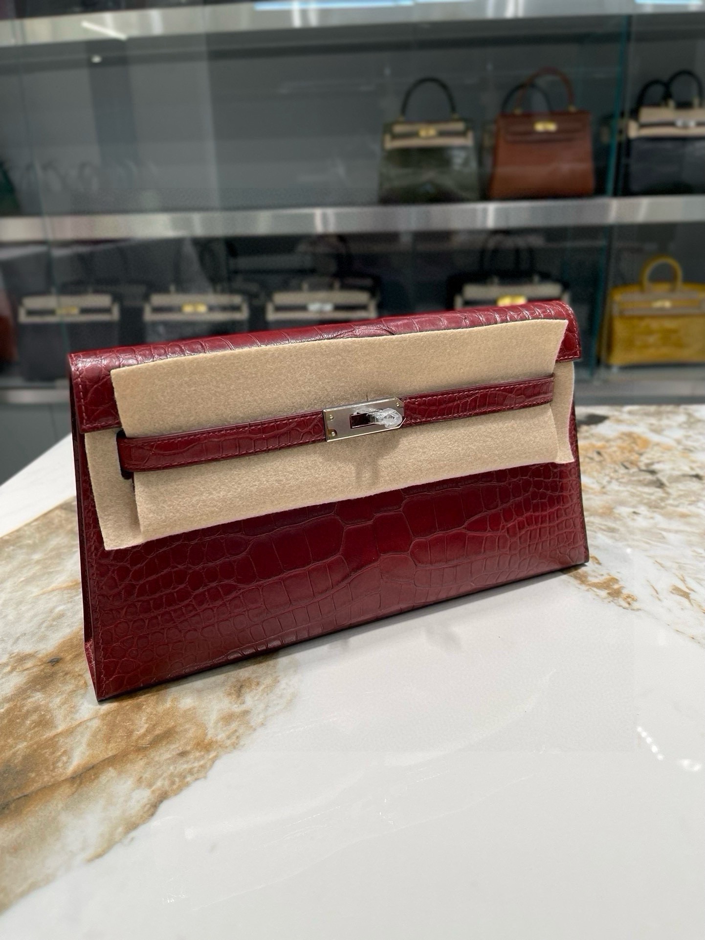 Elegant Crocodile Embossed Clutch, Hand-Sewn Evening Bag, Red, 27cm 3 i1747235811 8813 4