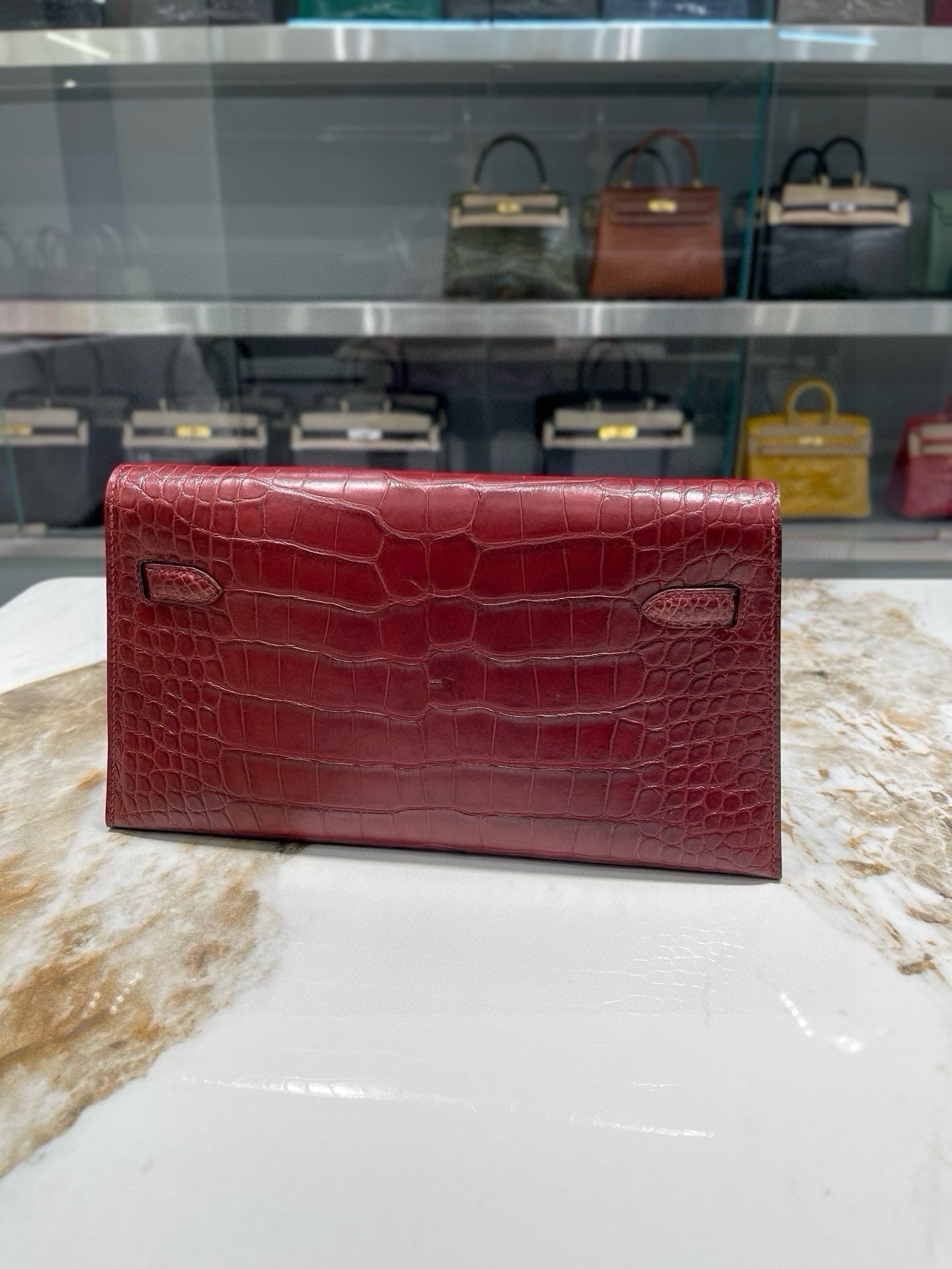 Elegant Crocodile Embossed Clutch, Hand-Sewn Evening Bag, Red, 27cm 7 i1747235811 9324 0