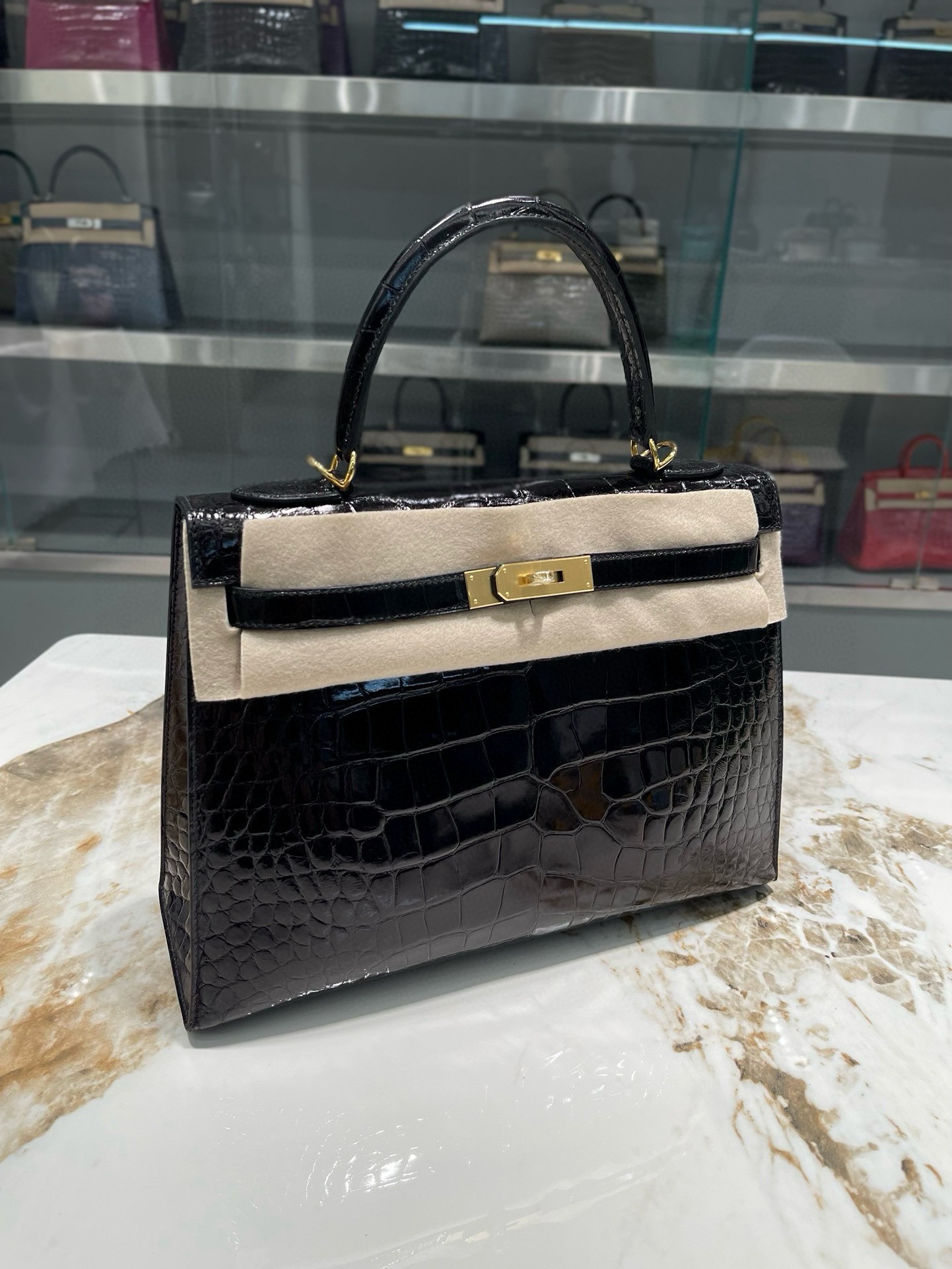 Hermès Kelly 32cm Black Alligator Leather Top Handle Bag - Authentic Design 3 i1750779529 4894 0