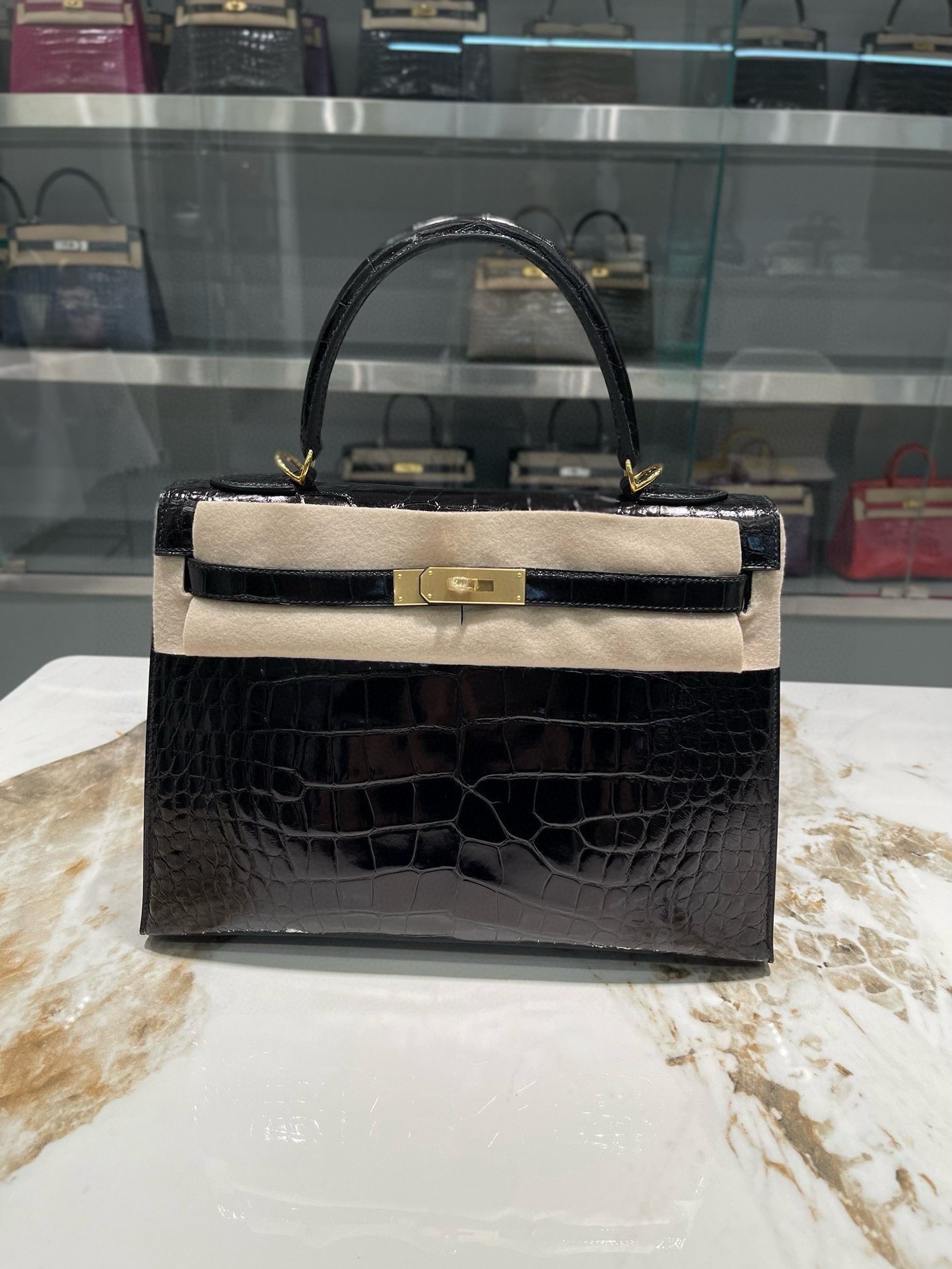 Hermès Kelly 32cm Black Alligator Leather Top Handle Bag - Authentic Design 2 i1750779529 8405 1