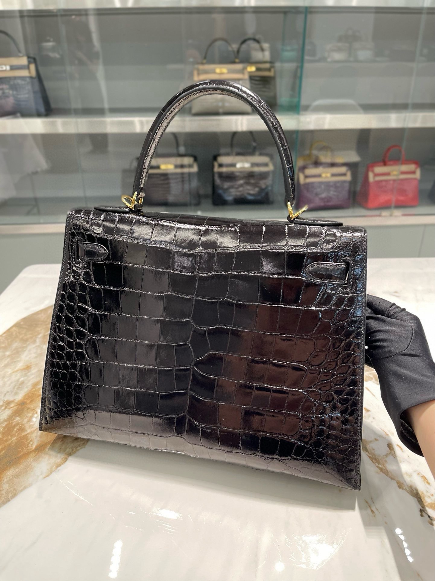 Hermès Kelly 32cm Black Alligator Leather Top Handle Bag - Authentic Design 8 i1750779529 9615 7