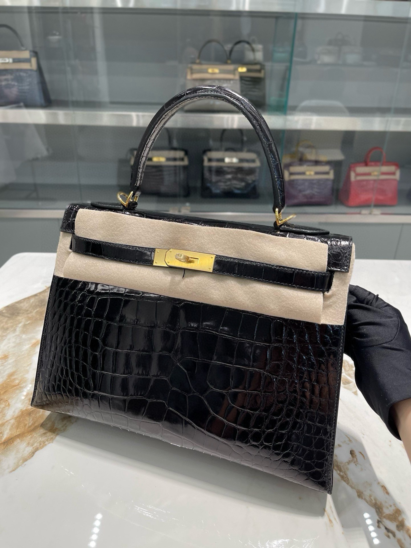 Hermès Kelly 32cm Black Alligator Leather Top Handle Bag - Authentic Design 5 i1750779529 9723 6