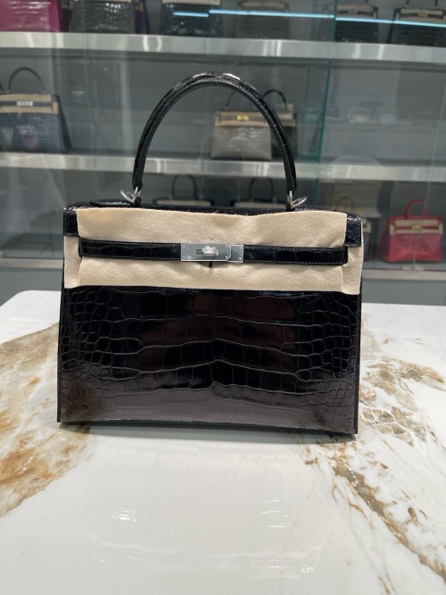 Elegant Hermes Kelly 32cm Alligator Leather Handbag - A Timeless Classic 1 Elegant Hermes Kelly 32cm Alligator Leather Handbag - A Timeless Classic