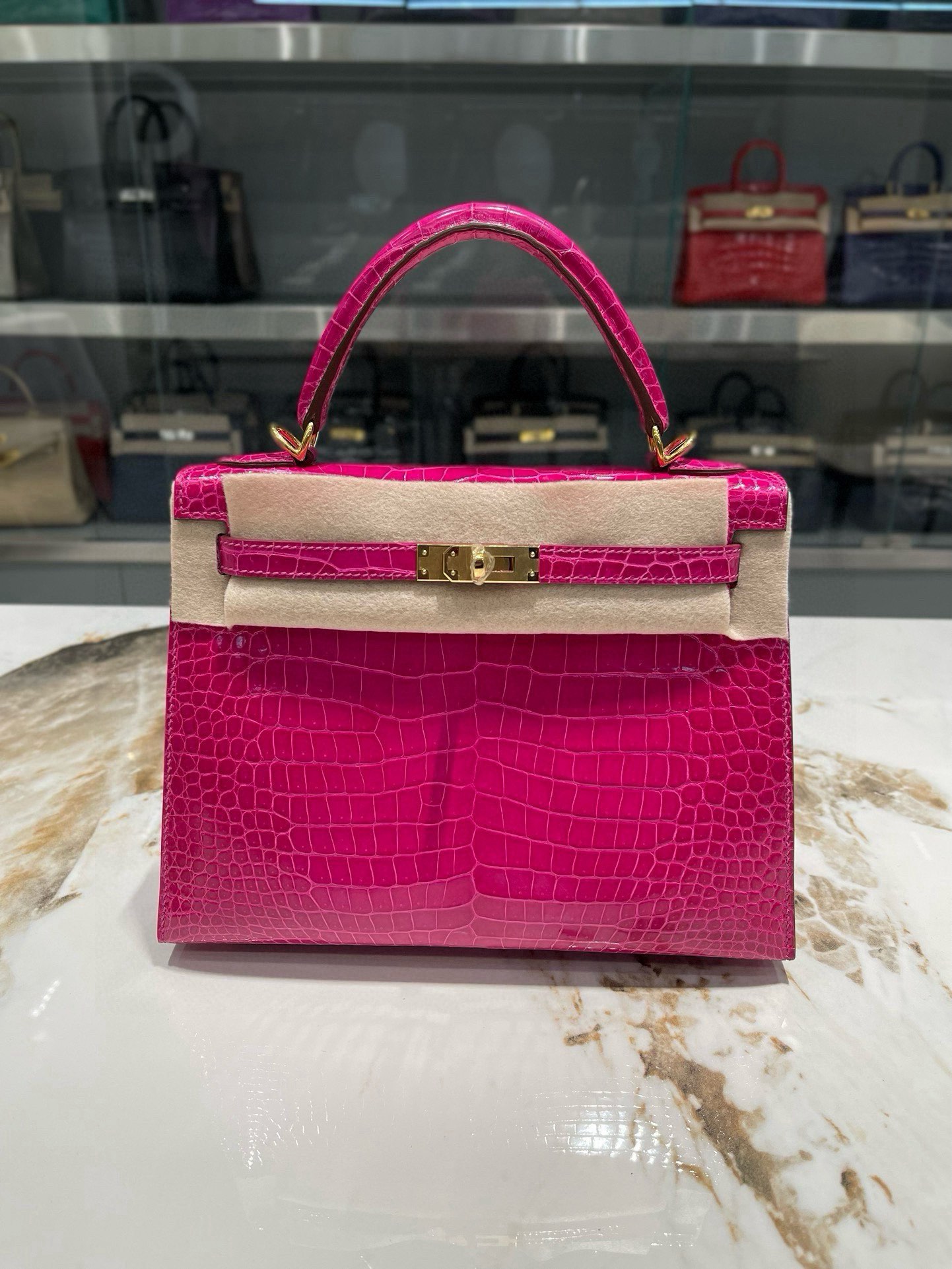 Hermès Kelly 25cm Croco Fushia: Élégance et Artisanat d'Exception