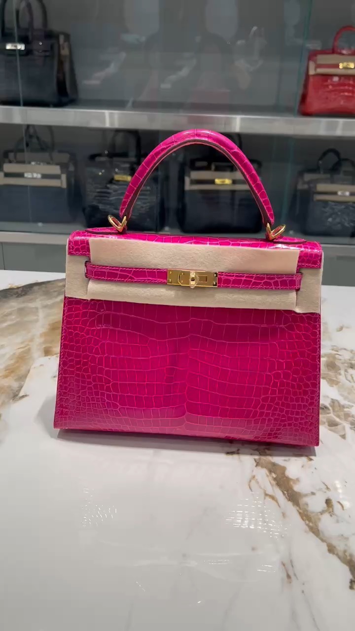 Hermès Kelly: Elegancia y Sofisticación en Piel Exótica Fucsia