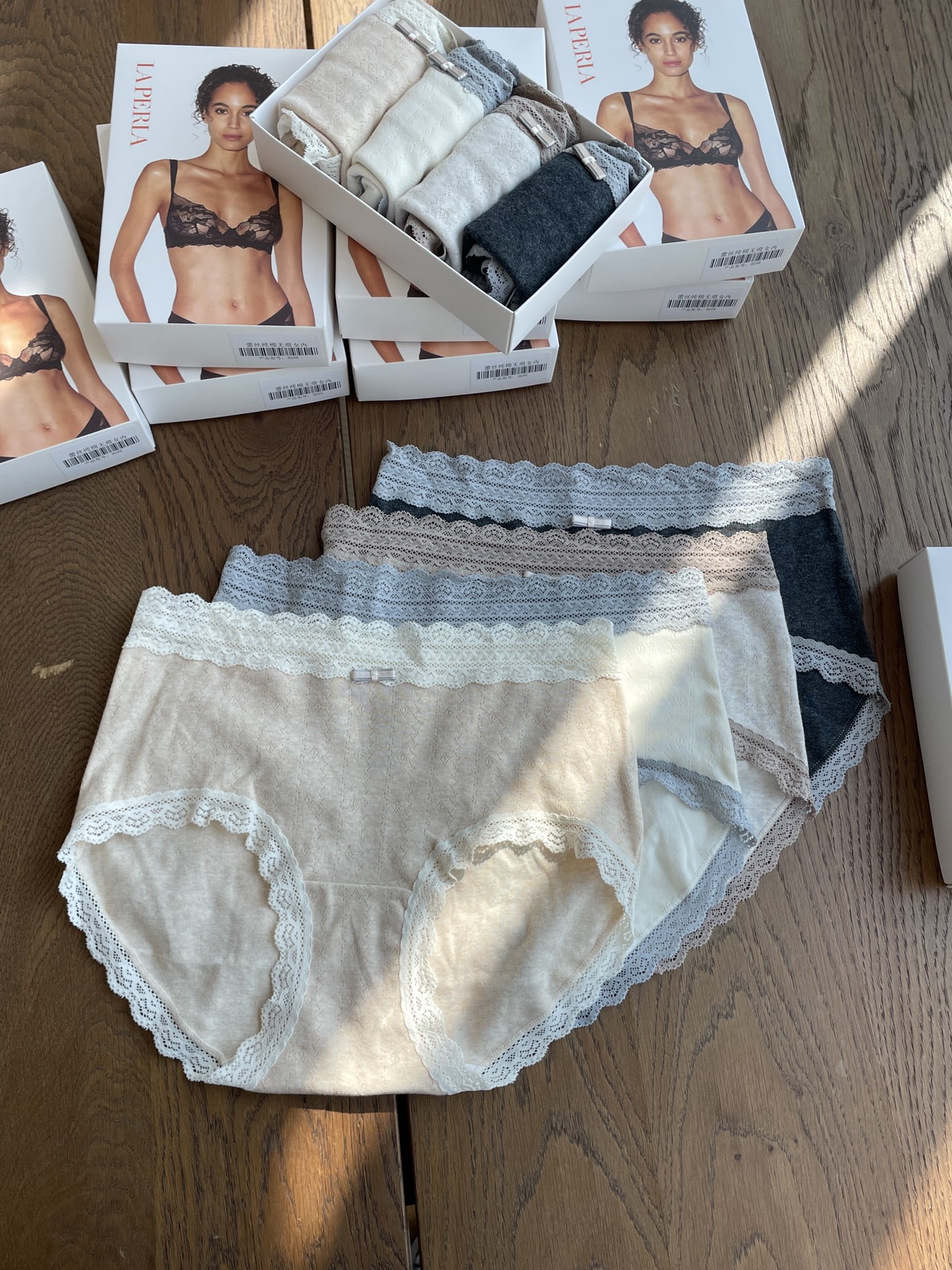 Crafted from soft, fine pure cotton, these briefs feature intricate deco - Comprehensive 2