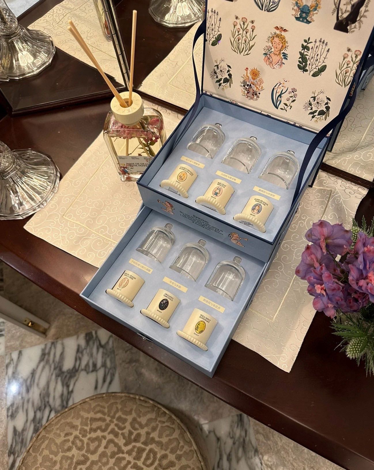 NO:809396,This gift box is really beautiful. Each of the 6 scented candles in it is small and cute, only the size of the palm of your hand. Each one is as exquisite and beautiful as a work of art~, car fragrance, home fragrance, candle.19860909这个礼盒真的太美了,里面的6款香氛蜡烛,每一个都小巧可爱,只有手心大小,各个都像艺术品一样精致好看~,车载香薰.居家香氛.蜡烛,accessory