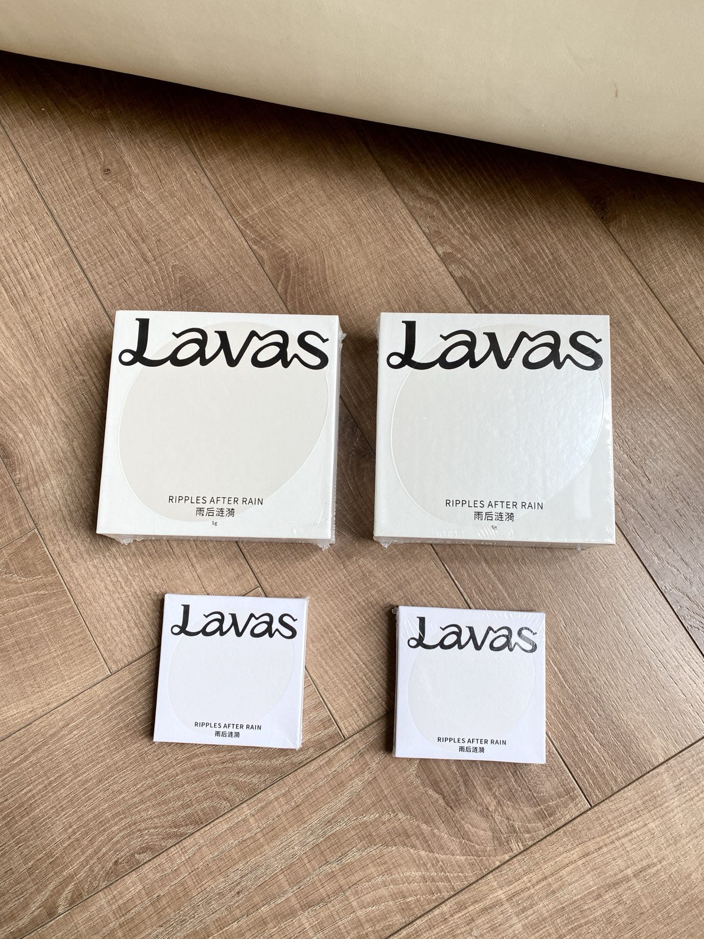 纯原‼Lavas 的新品香膏不仅是颜值派更是实力派 \n雨后涟漪的独特造型 银色外观更凸显高级感\n\n闻起来更像雨后森林的气息\nEL顺畅旋转开合 便携补香 优雅添香\n添加三重有机植萃精油~小时留香时长\n\n均匀涂抹在手腕、锁骨、耳后 \n香味会随着体温上升渐渐散发 随时随地优雅补香！\n可独赏亦可配饰 可作为配饰挂在包上出行自带气场\n\nLavas精选三重德国进口植物精萃：\n牛油果树果脂 | 霍霍巴籽油 | 白池花籽油\n融入膏体肤感顺滑不油腻，0酒精添加\n更加呵护肌肤，细腻润泽，如雨林植物轻触\n\n产品信息：雨后莲漪-g随身香膏\n亚银（斐济之檀）、古银（不朽圣木）\n内含：香膏 精装礼盒 补充装 替换卡针\n心意礼卡\n\n不可单独作为香薰悬挂在车内、衣柜内，此产品为香膏，需涂抹使用没有单独扩香功能\n