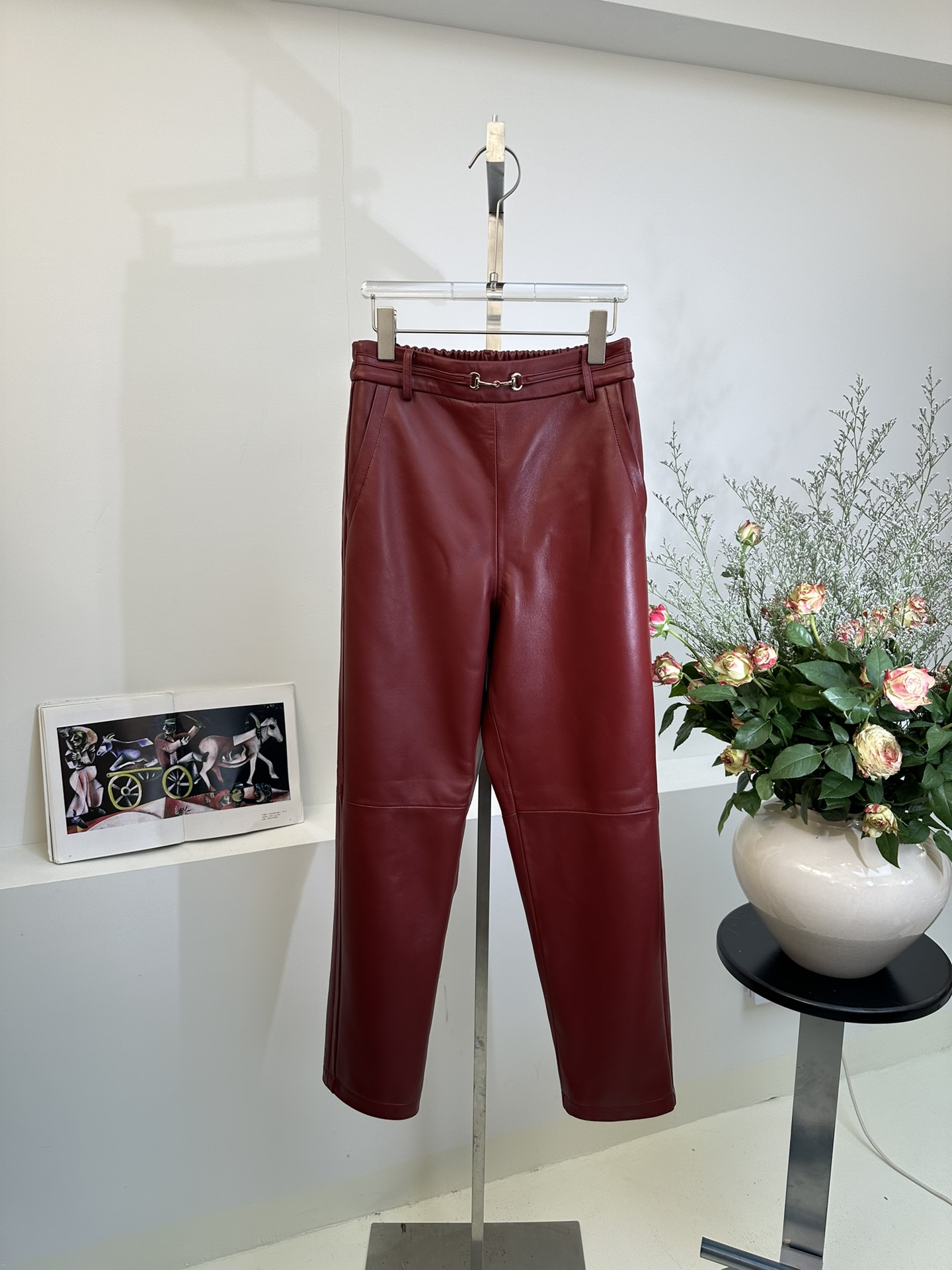 NO:891909,Gucc*i imported lambskin leather pants. All hardware accessories are customized with 1:1 mold. The version is awesome. S-XL special sizes can be customized. Gucci-clothing, gucci, gucci, sheepskin,19860909Gucc*i 进口羔羊皮皮裤 五金配件全部1:1开模定制 版型超赞 S-XL特殊码数可定制,古驰-服装,gucci,gucci,sheepskin,,Women's clothing