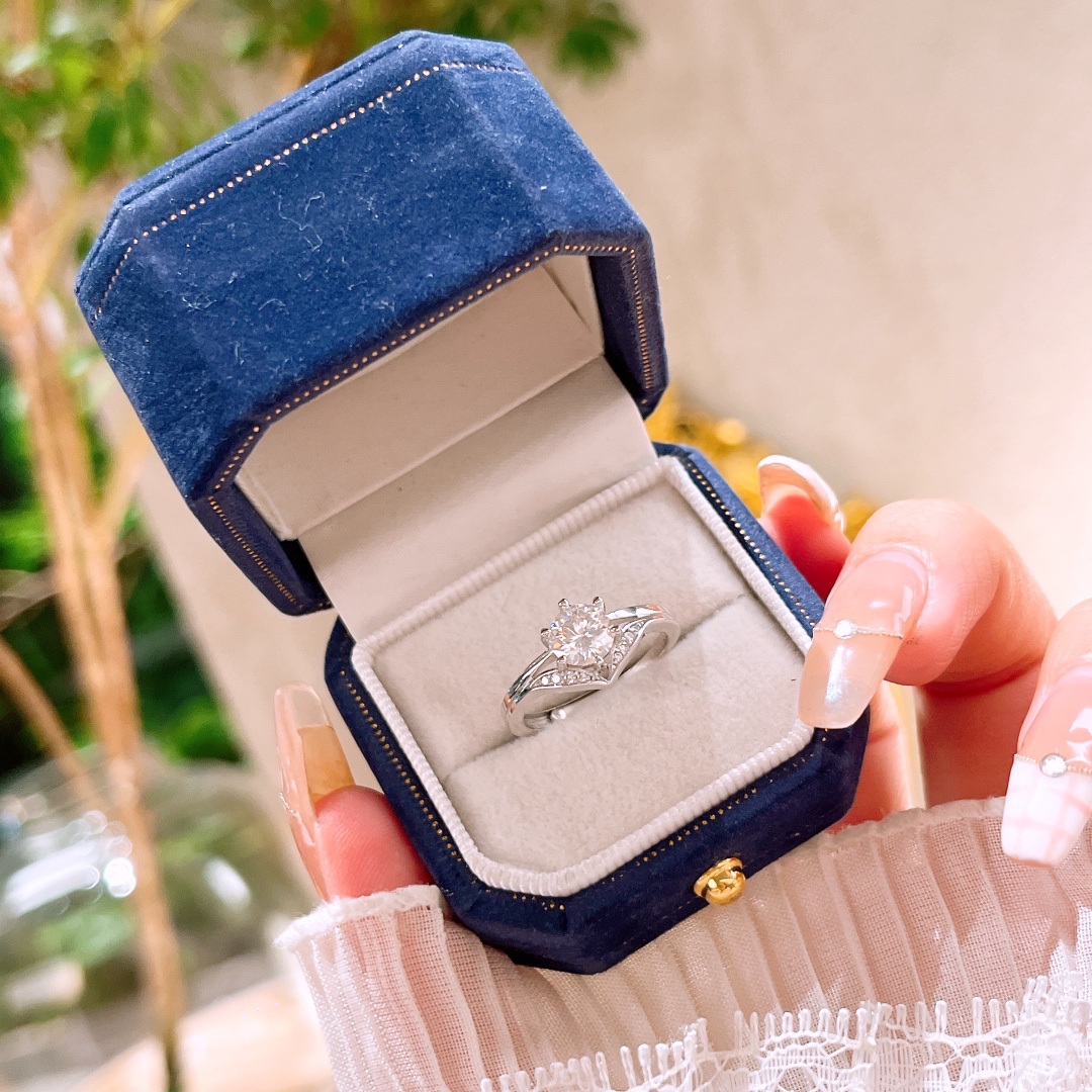 Low Allergy Silver Moissanite Ring Precision Office Gold