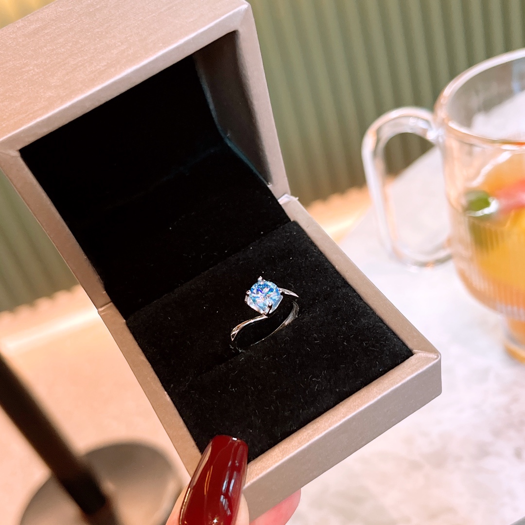 Hypoallergenic Silver Moissanite Ring Romantic Everyday Wear Gold