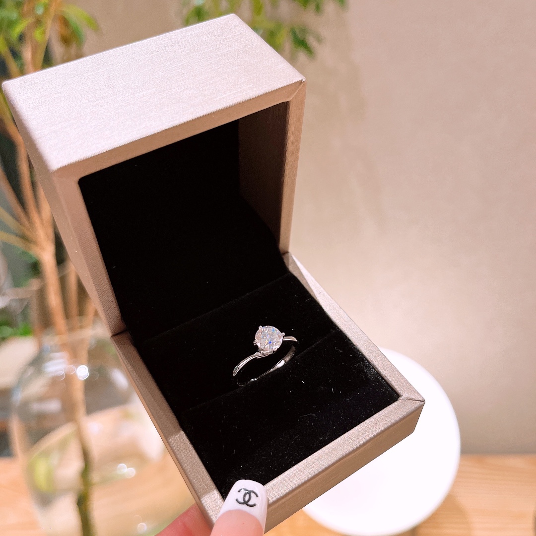 可愛い高品質シルバーモアッサナイトリングゴールド 先生の日