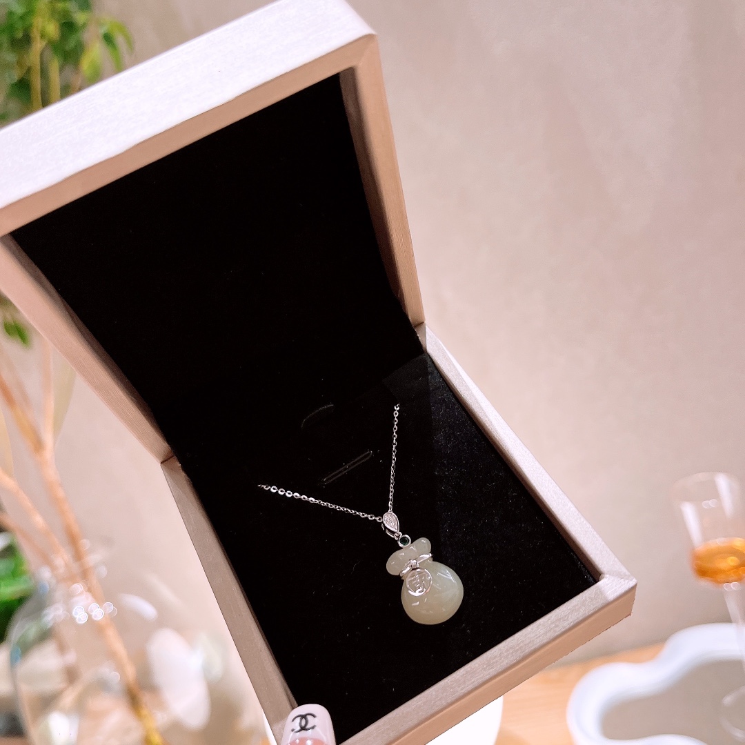 Hypoallergenic Silver Hetian Jade Necklace Fresh New Year Gold