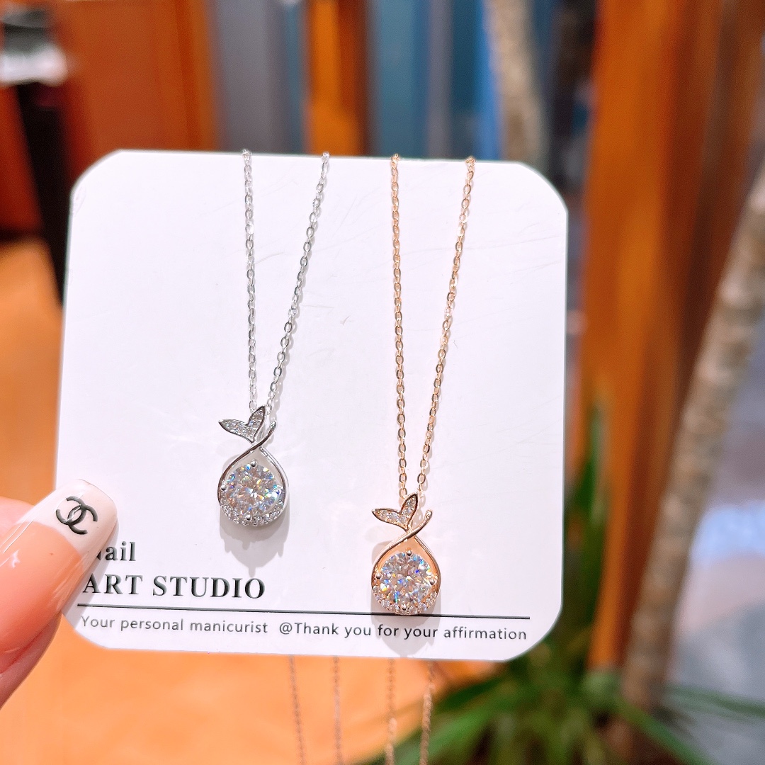 Low Allergy Silver Moissanite Necklace Playful Father's Day Silver