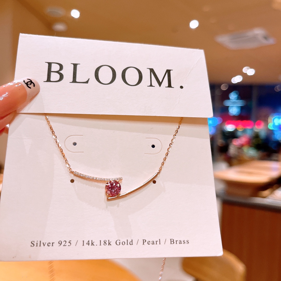 清純アレルギー対応シルバーモアッサナイトネックレスゴールド パーティー