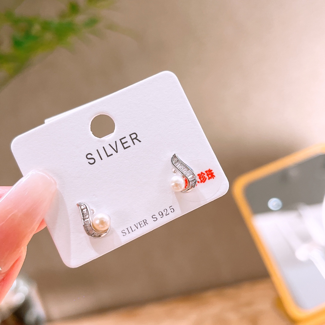 High Polish Silver Freshwater Pearl Studs Chic Banquet Silver