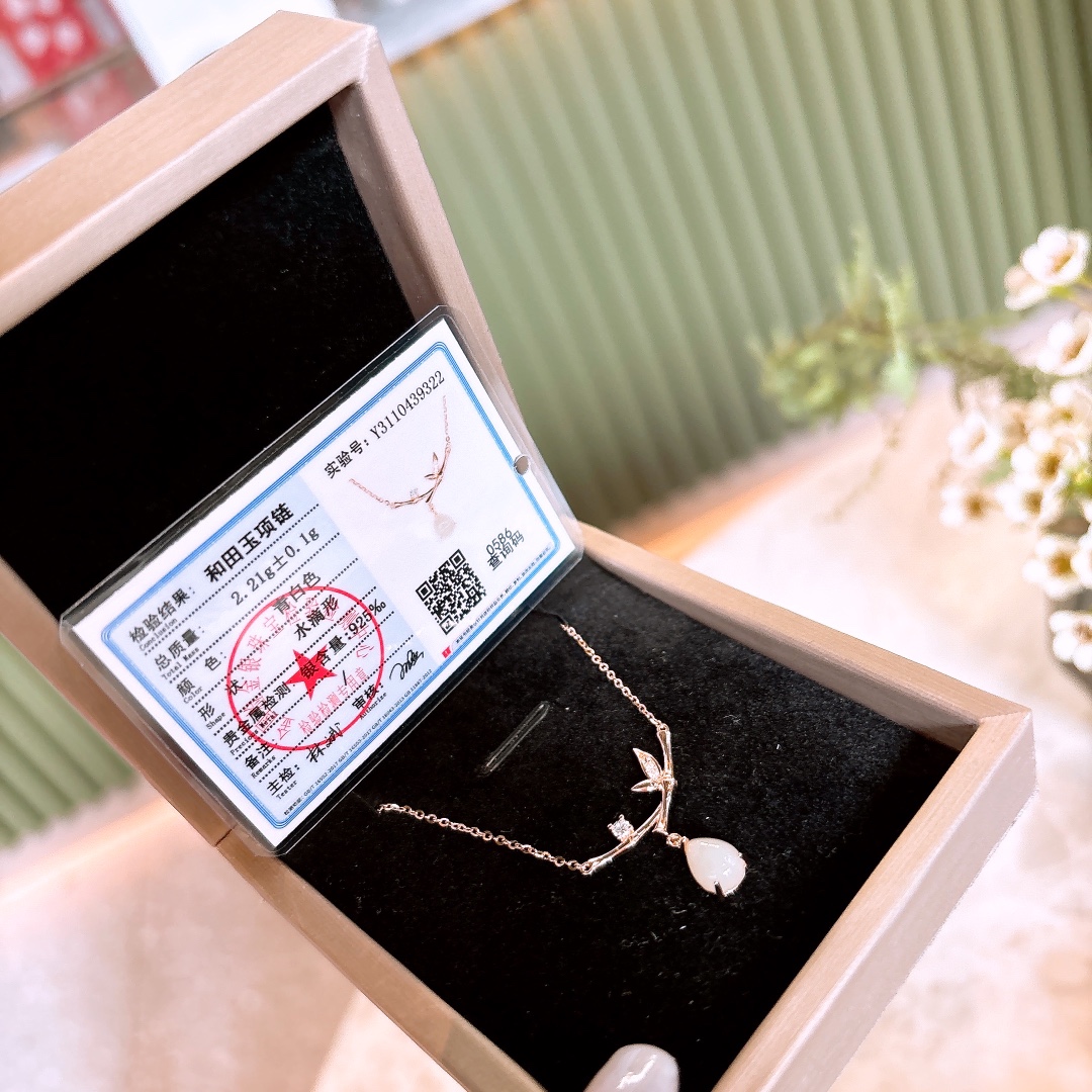 Hypoallergenic Silver Hetian Jade Necklace Light Luxury Housewarming