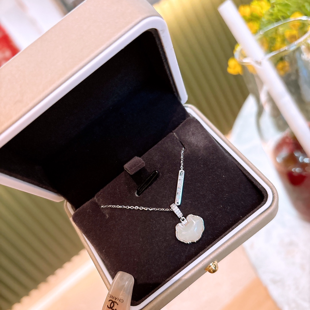 Low Allergy Silver Hetian Jade Necklace Premium Travel Silver