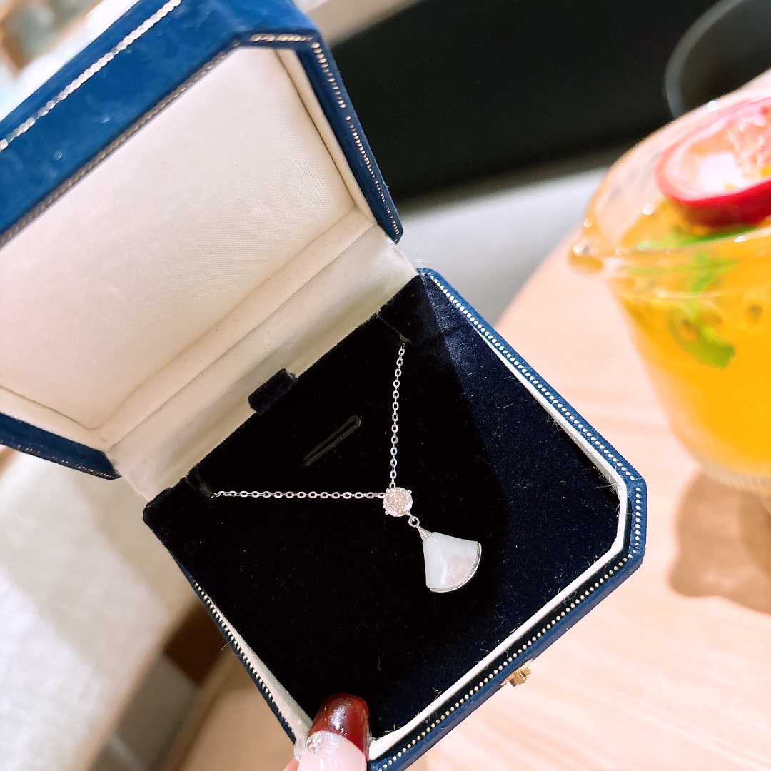 Solid Silver Moissanite Necklace Gentle Christmas Silver