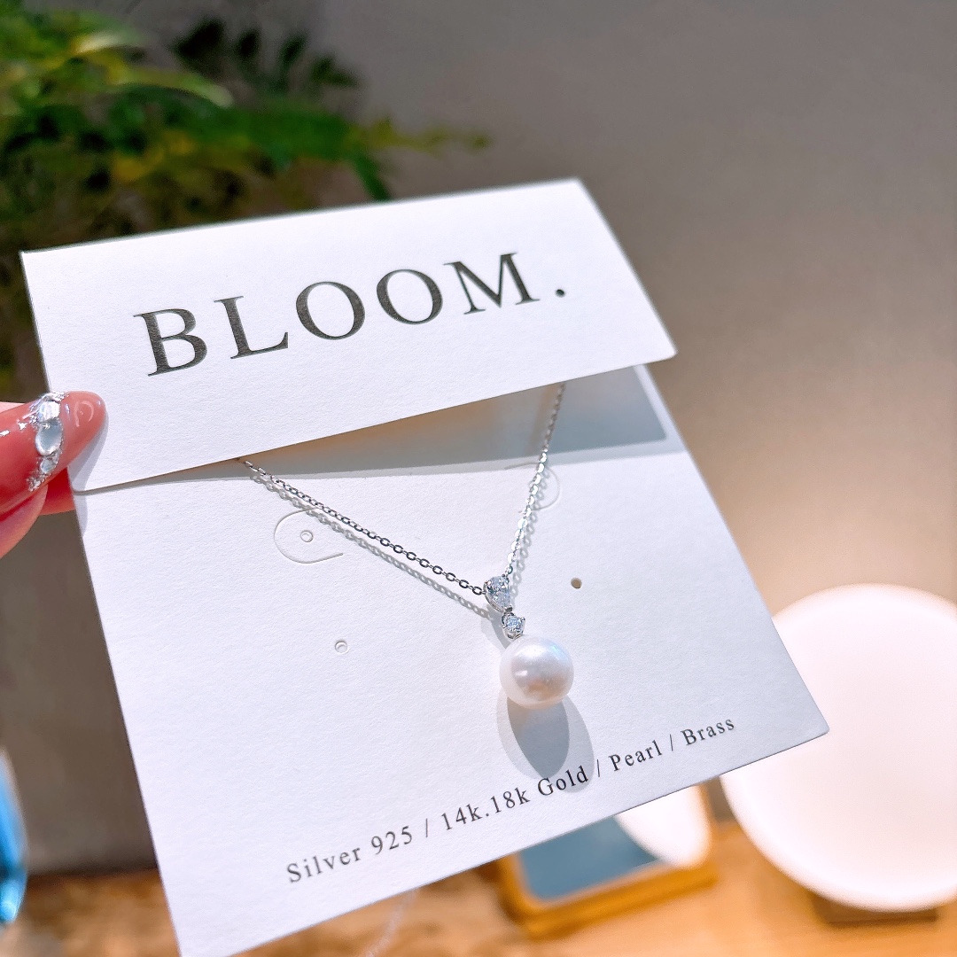 High Polish Silver Necklace Sweet Banquet Gold