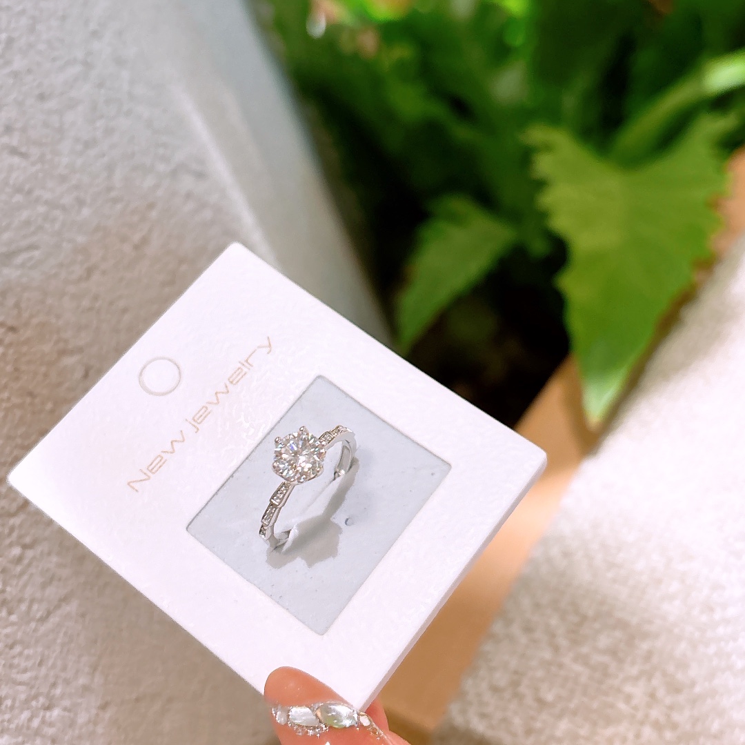 Low Allergy Silver Moissanite Ring Chic Banquet Silver