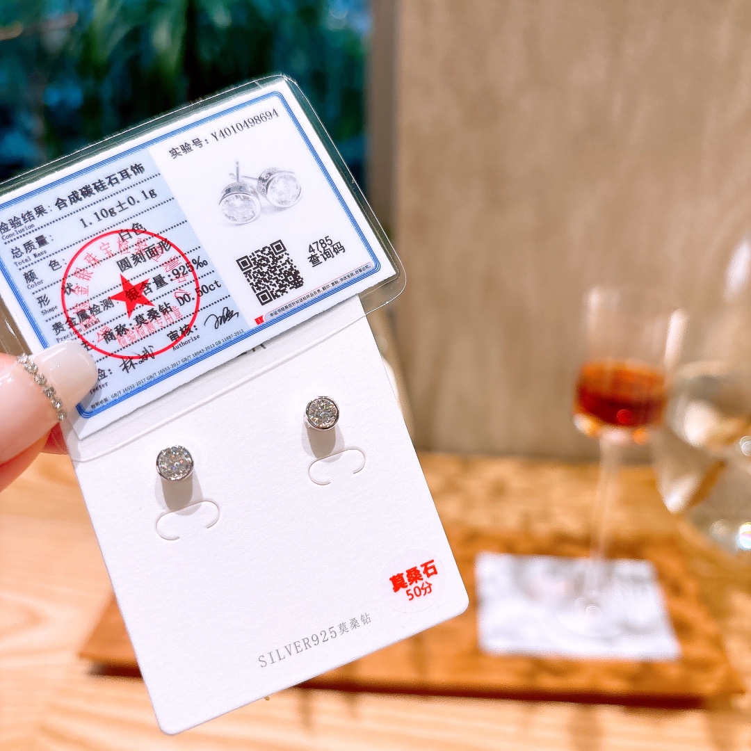 High Polish Silver Moissanite Studs Intellectual Travel Silver